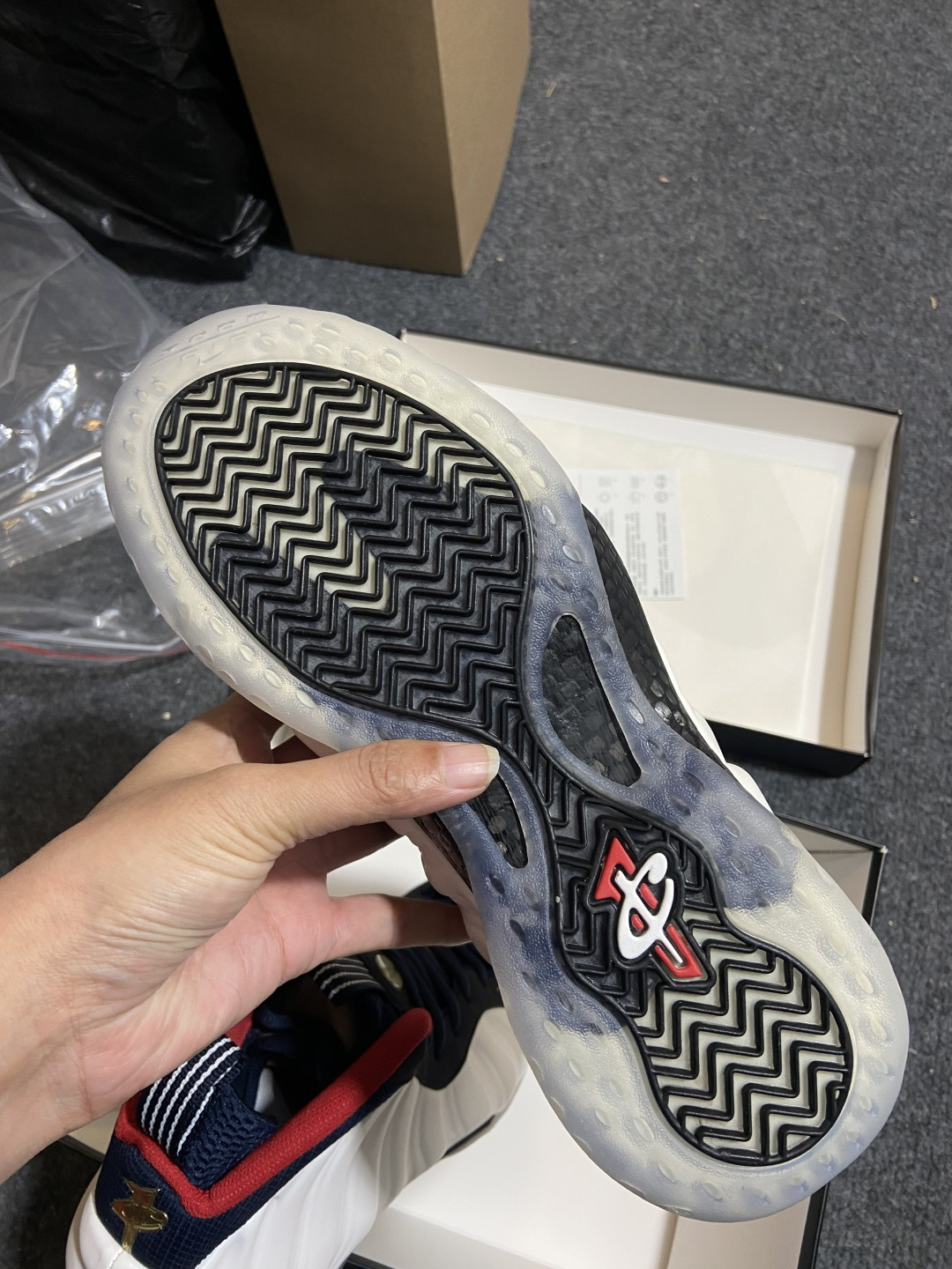 特价福利Nike Air Foamposite ONE 喷泡中帮复古篮球鞋 纯胶透明橡胶大底超强止滑 原