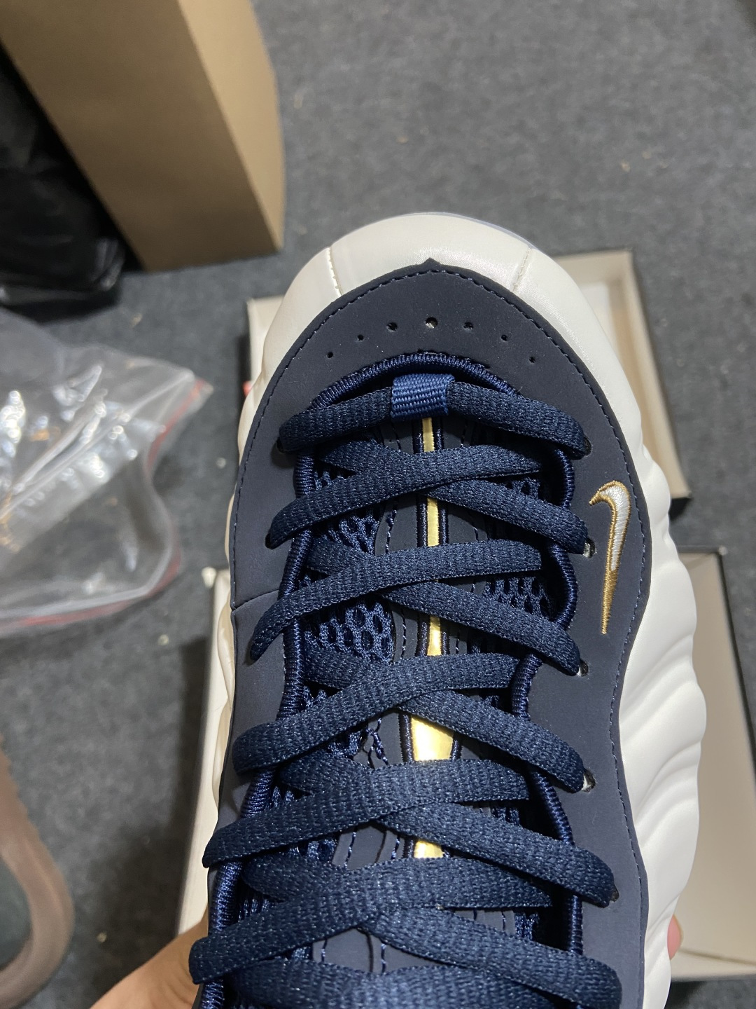 特价福利Nike Air Foamposite ONE 喷泡中帮复古篮球鞋 纯胶透明橡胶大底超强止滑 原