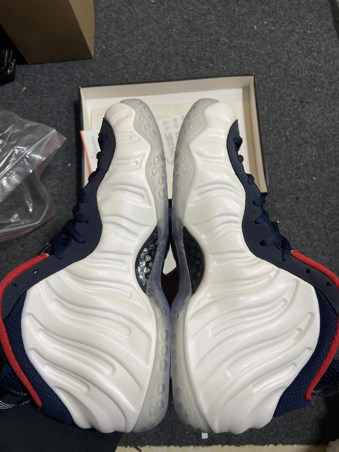 特价福利Nike Air Foamposite ONE 喷泡中帮复古篮球鞋 纯胶透明橡胶大底超强止滑 原