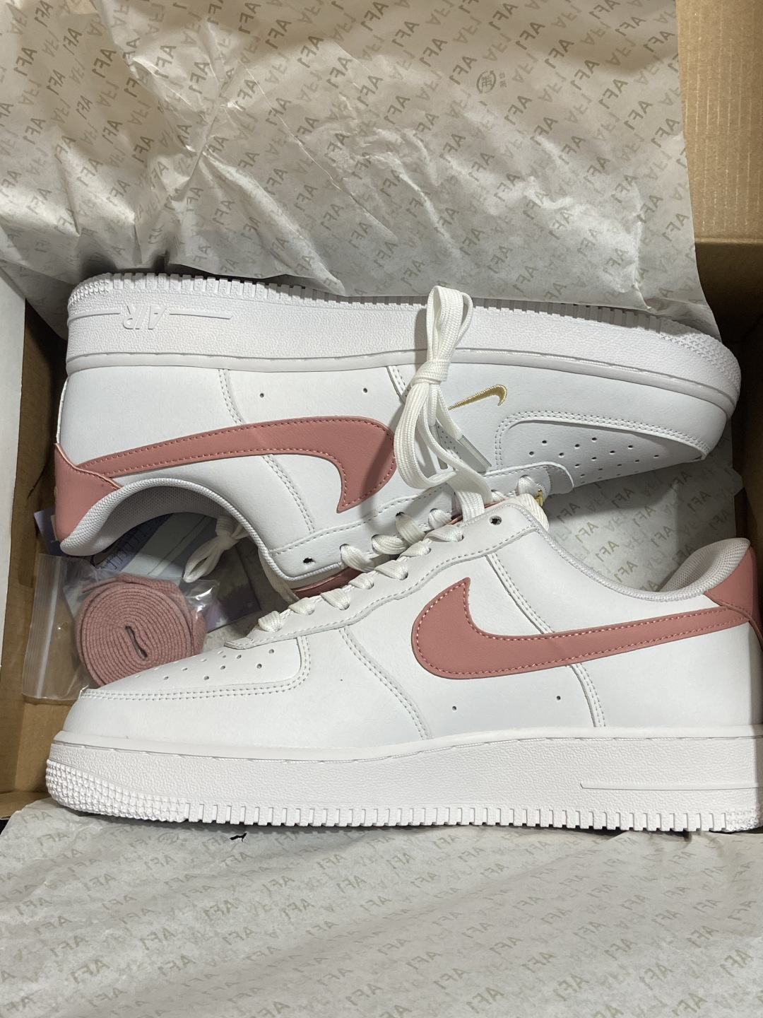 纯原级别 Nike Air Force 1 Low 原厂冲刀皮料切割干净 无任何毛边 清洁度细节完美 做