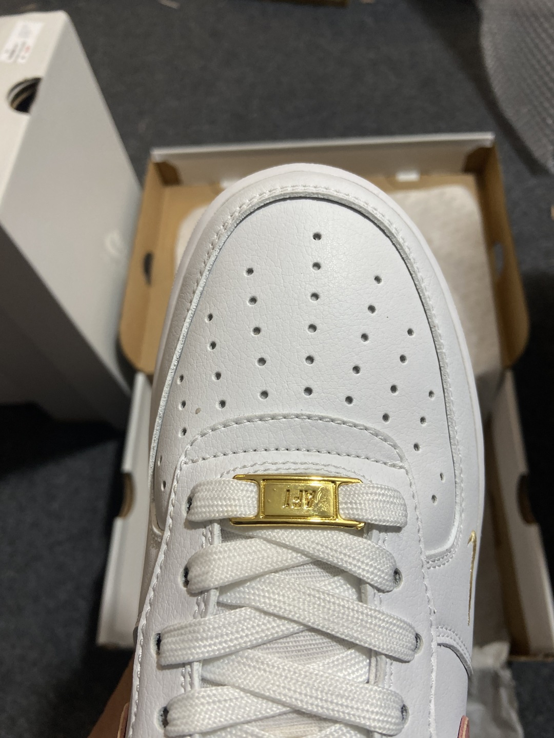 纯原级别 Nike Air Force 1 Low 原厂冲刀皮料切割干净 无任何毛边 清洁度细节完美 做