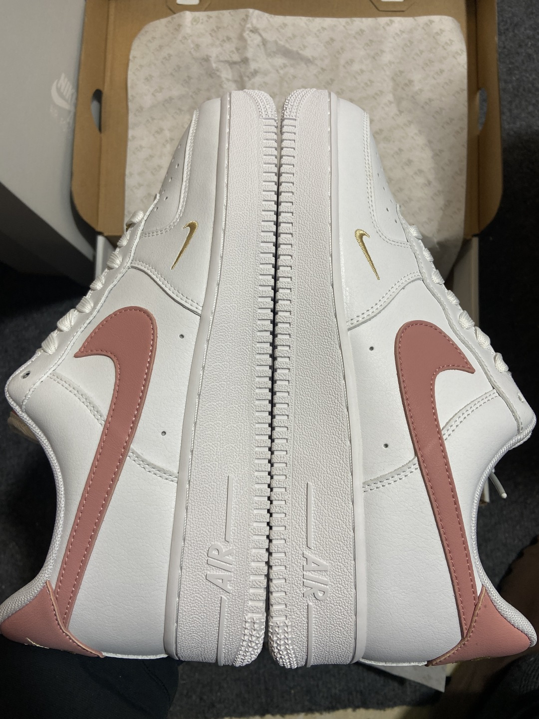 纯原级别 Nike Air Force 1 Low 原厂冲刀皮料切割干净 无任何毛边 清洁度细节完美 做