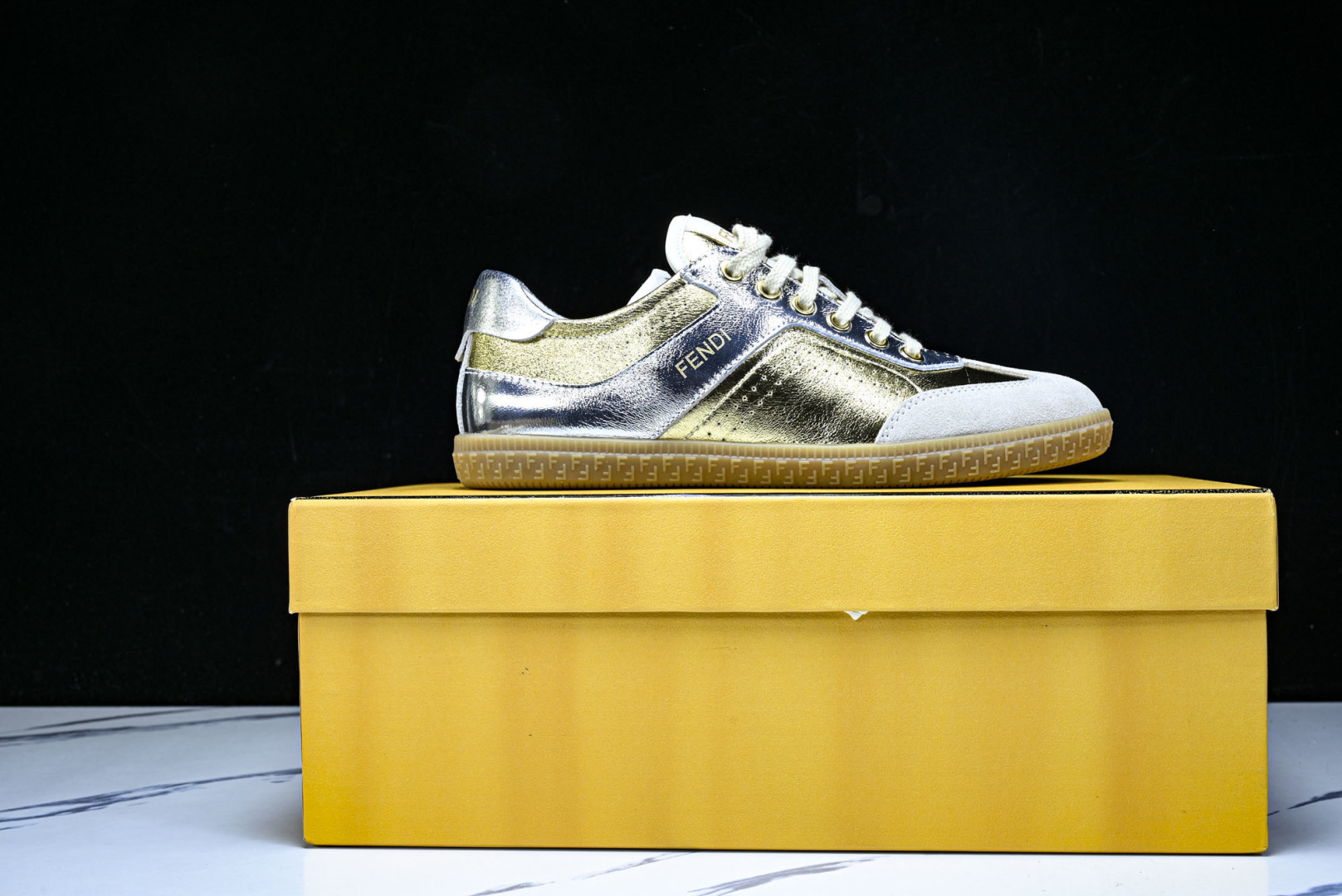 芬迪 EUR:38-45 偏大一码P:420纯原-FENDI 芬迪男女鞋 Flair 系带浮雕 FF 图