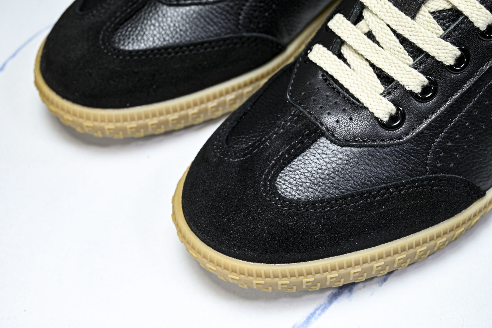 芬迪 EUR:38-45 偏大一码P:420纯原-FENDI 芬迪男女鞋 Flair 系带浮雕 FF 图