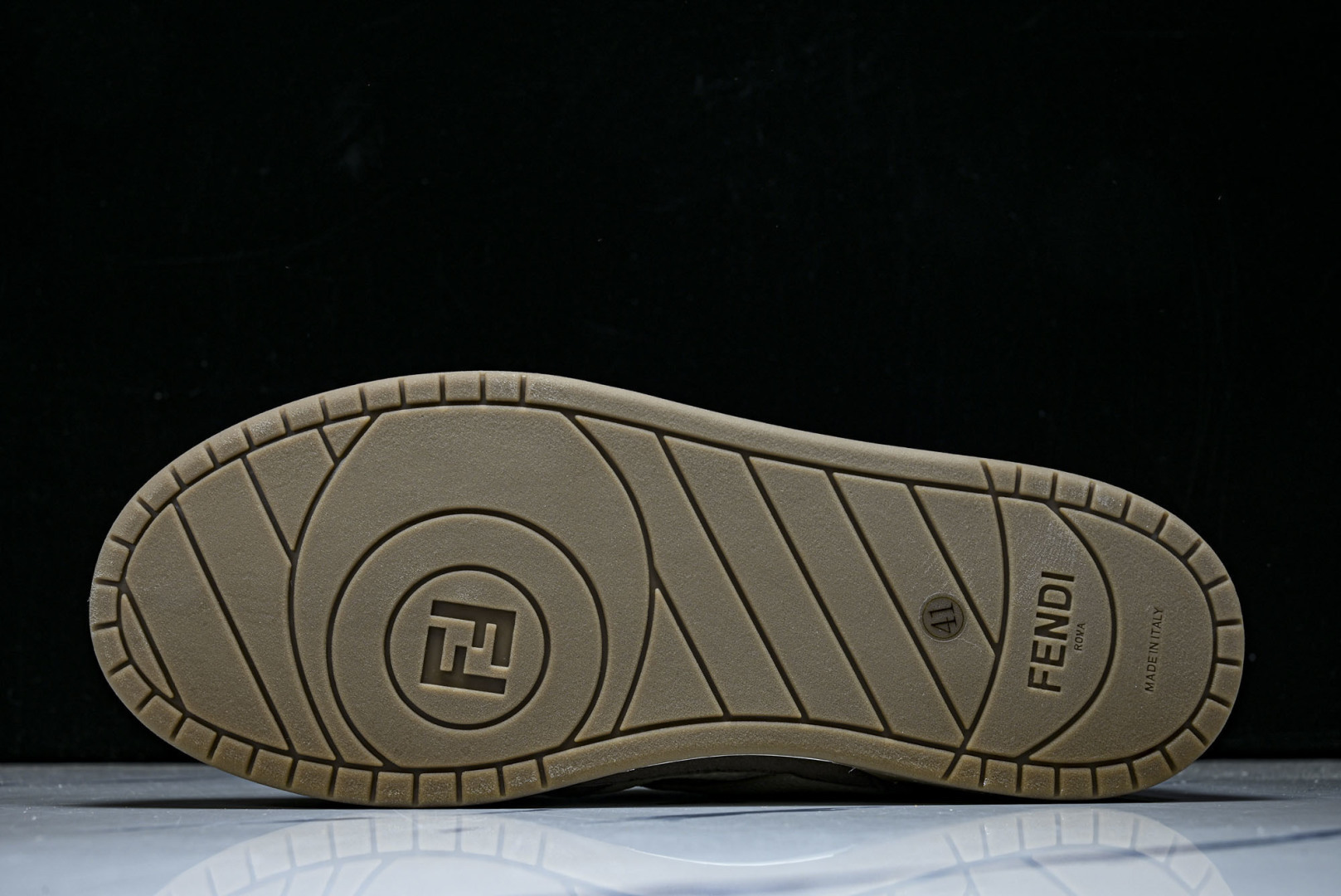 芬迪 EUR:36-46 偏大一码P:500纯原-FENDI 芬迪男女鞋 Flair 图案穿孔经典系带运