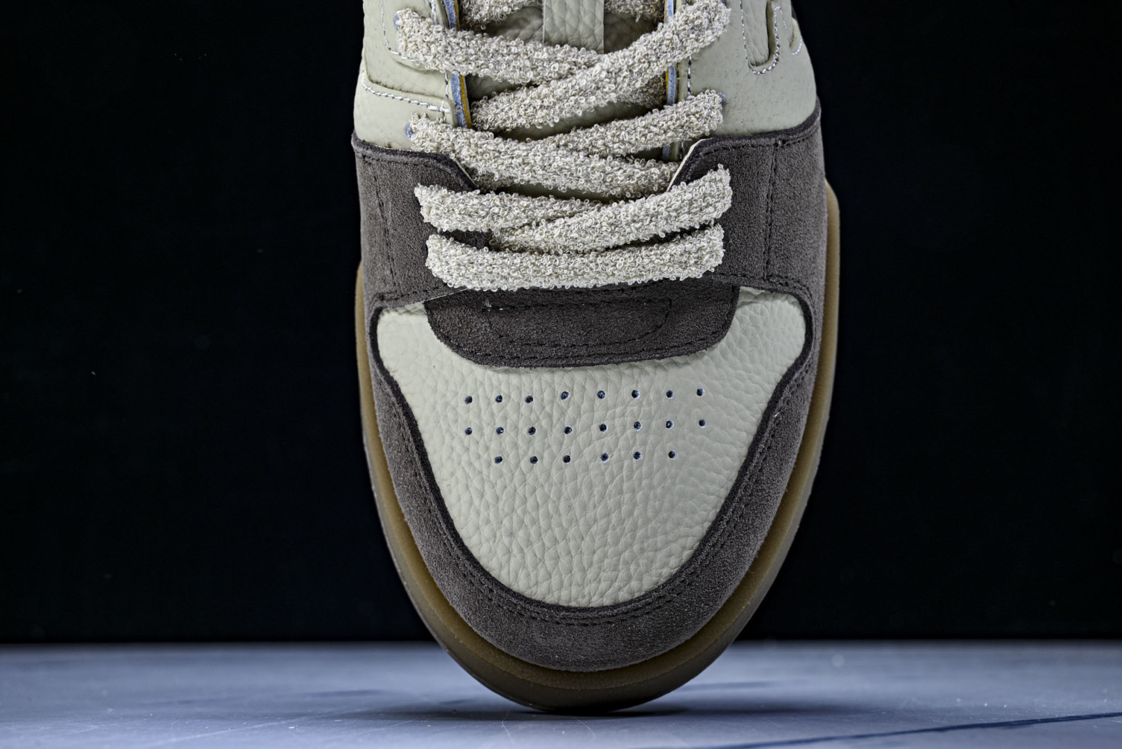 芬迪 EUR:36-46 偏大一码P:500纯原-FENDI 芬迪男女鞋 Flair 图案穿孔经典系带运