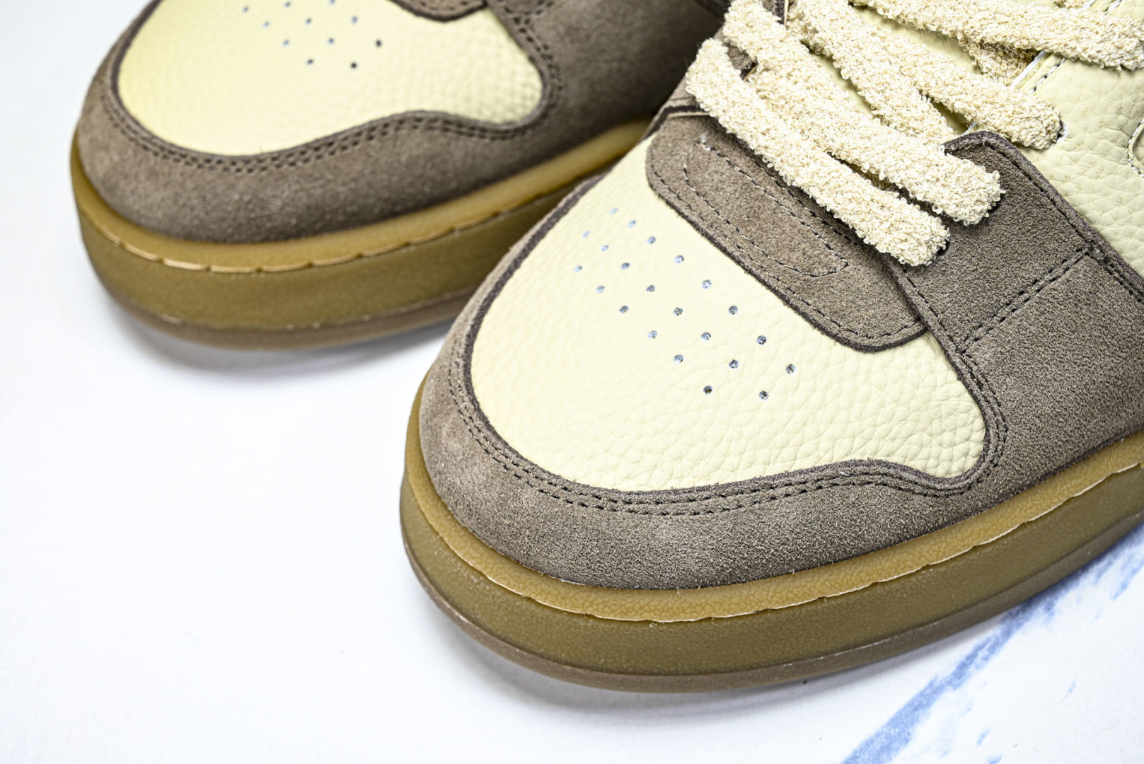 芬迪 EUR:36-46 偏大一码P:500纯原-FENDI 芬迪男女鞋 Flair 图案穿孔经典系带运