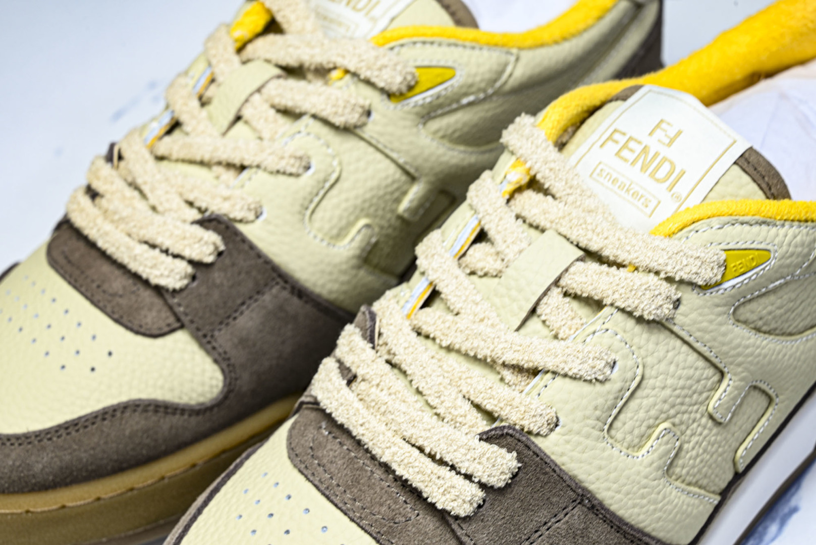 芬迪 EUR:36-46 偏大一码P:500纯原-FENDI 芬迪男女鞋 Flair 图案穿孔经典系带运