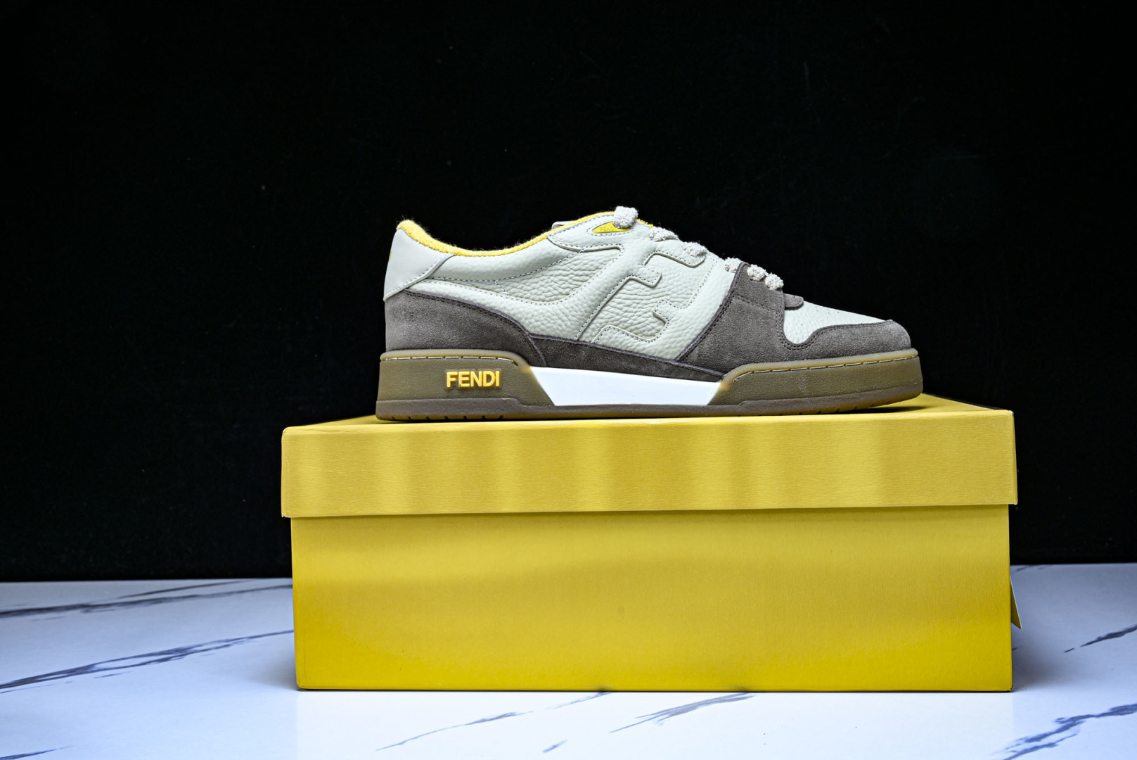 芬迪 EUR:36-46 偏大一码P:500纯原-FENDI 芬迪男女鞋 Flair 图案穿孔经典系带运