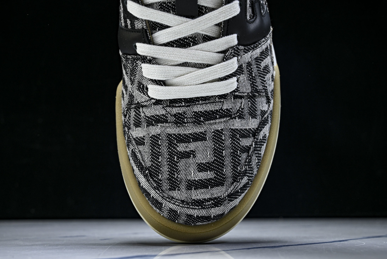 芬迪 EUR:36-46 偏大一码P:500纯原-FENDI 芬迪男女鞋 Flair 图案穿孔经典系带运