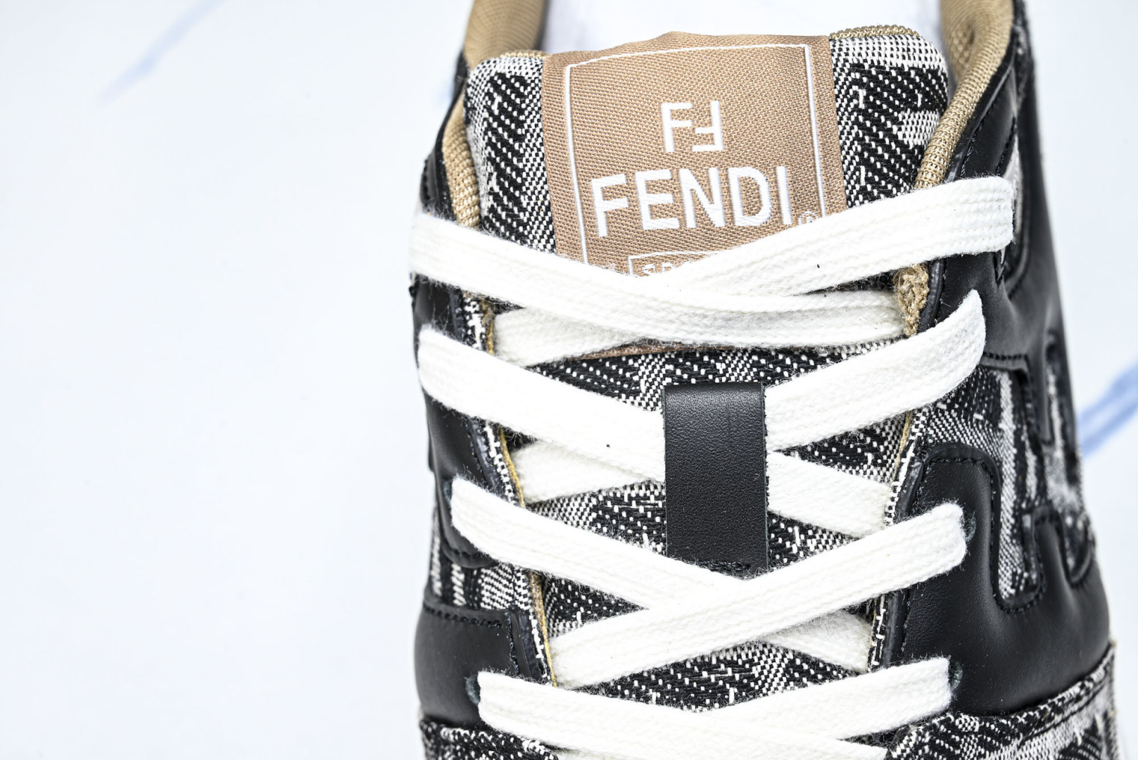 芬迪 EUR:36-46 偏大一码P:500纯原-FENDI 芬迪男女鞋 Flair 图案穿孔经典系带运