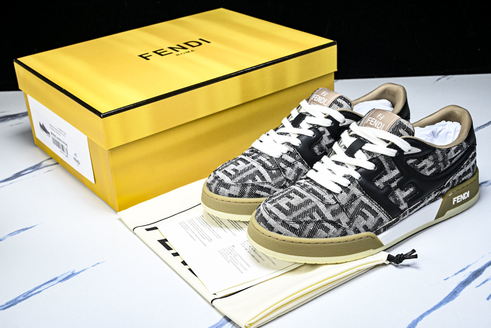 芬迪 EUR:36-46 偏大一码P:500纯原-FENDI 芬迪男女鞋 Flair 图案穿孔经典系带运