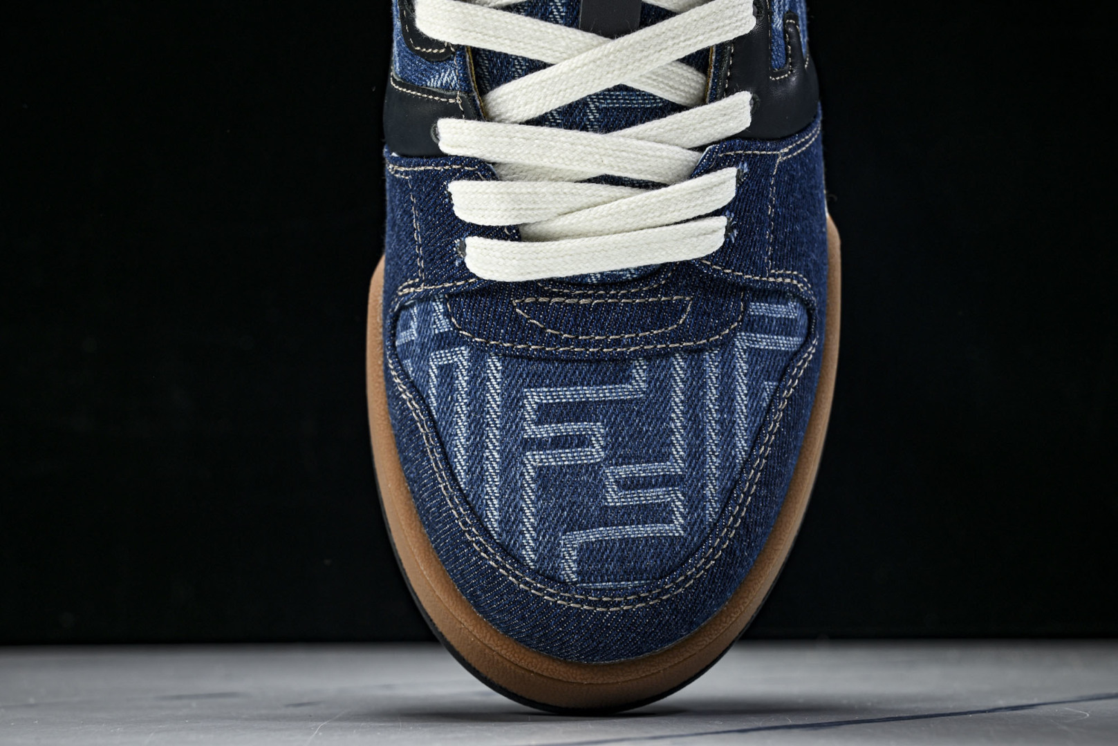 芬迪 EUR:36-46 偏大一码P:500纯原-FENDI 芬迪男女鞋 Flair 图案穿孔经典系带运