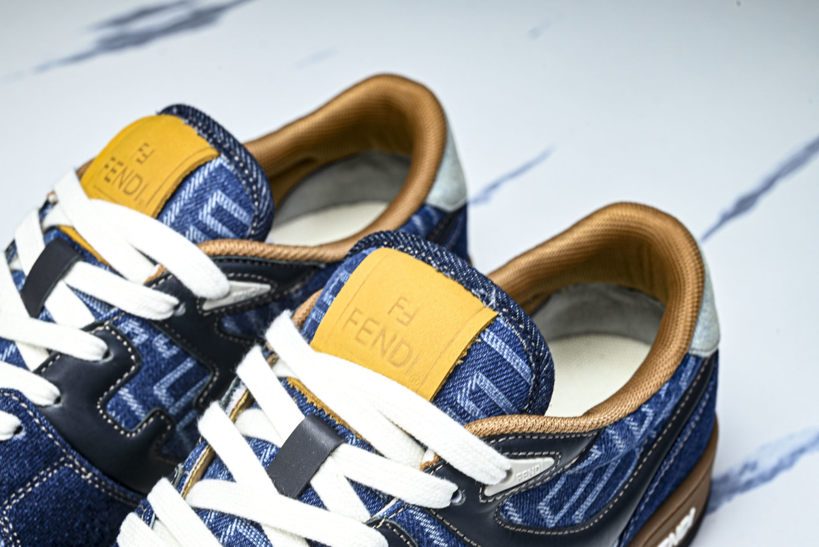 芬迪 EUR:36-46 偏大一码P:500纯原-FENDI 芬迪男女鞋 Flair 图案穿孔经典系带运