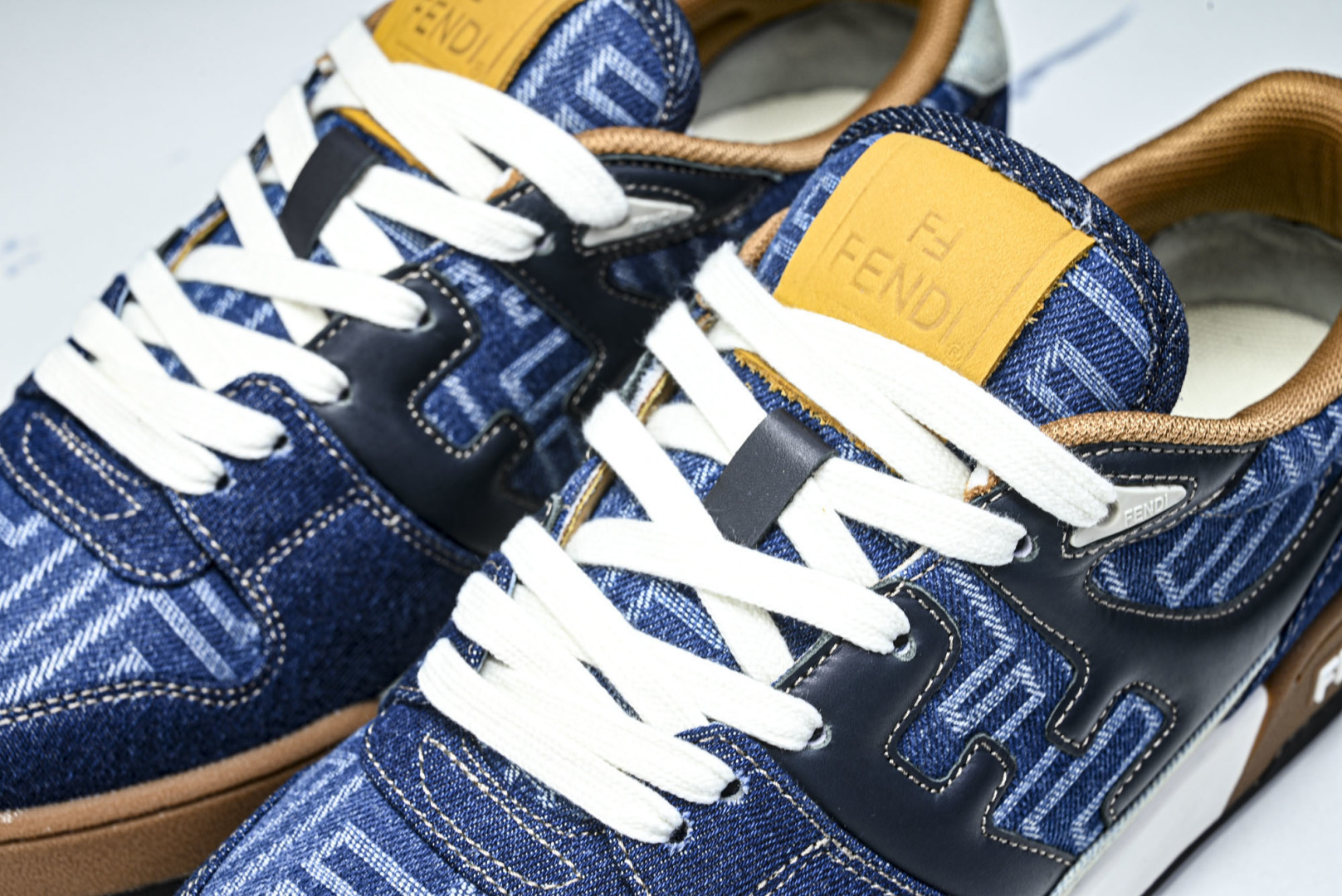 芬迪 EUR:36-46 偏大一码P:500纯原-FENDI 芬迪男女鞋 Flair 图案穿孔经典系带运