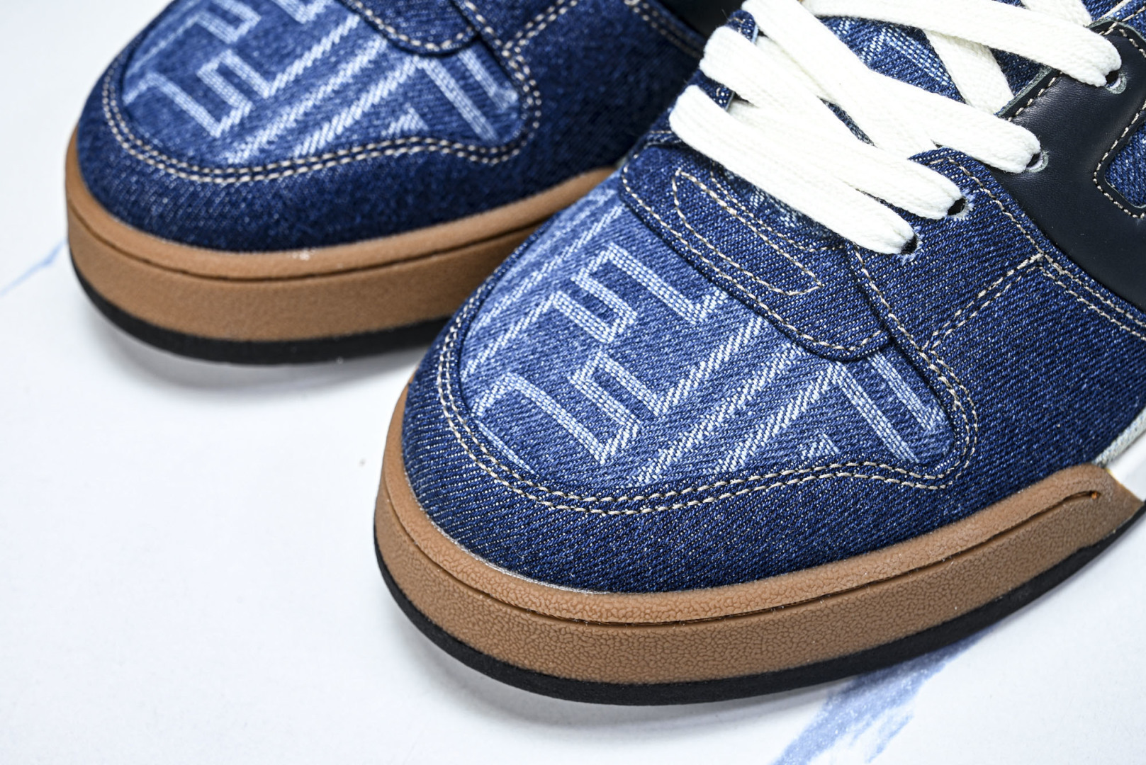 芬迪 EUR:36-46 偏大一码P:500纯原-FENDI 芬迪男女鞋 Flair 图案穿孔经典系带运