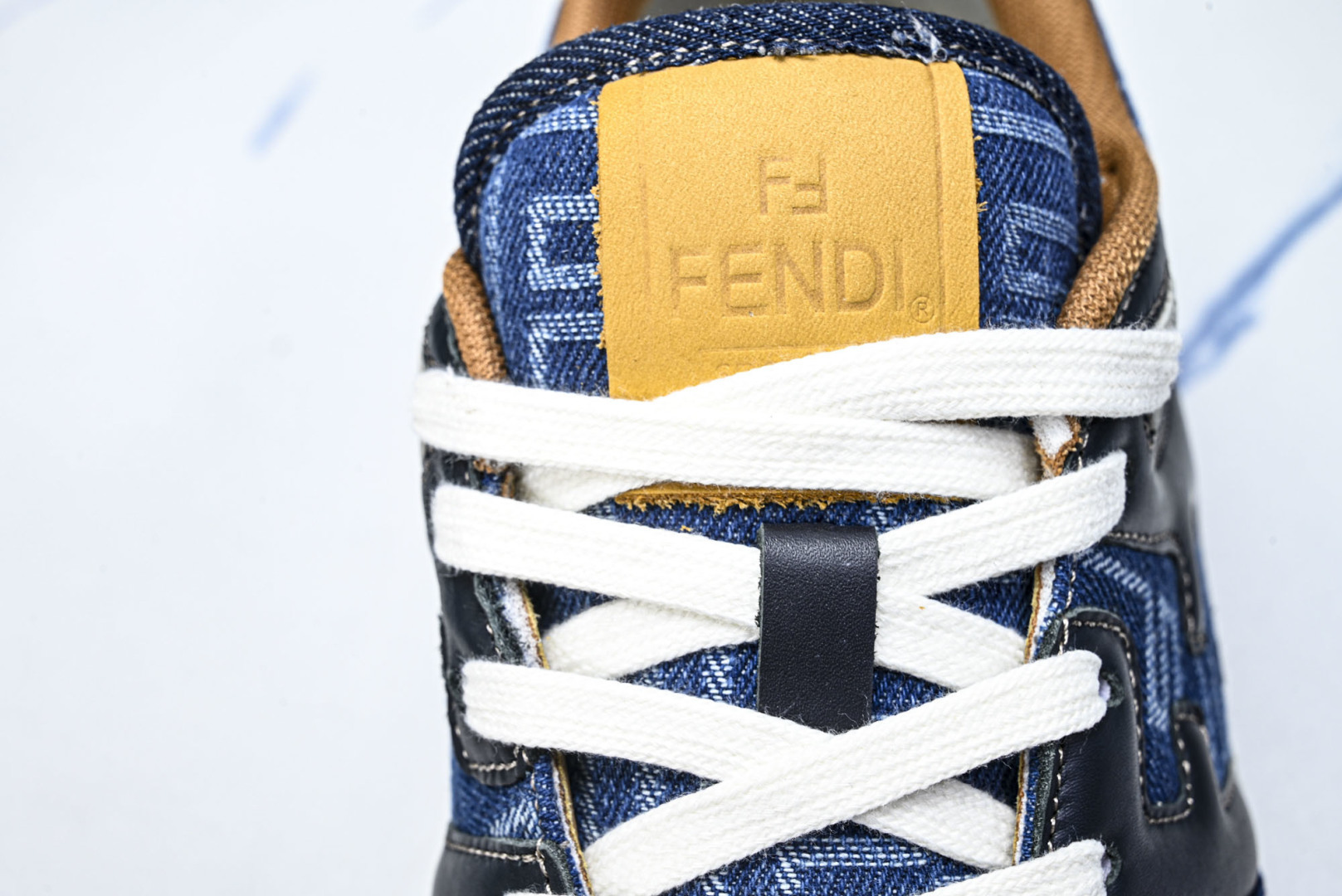 芬迪 EUR:36-46 偏大一码P:500纯原-FENDI 芬迪男女鞋 Flair 图案穿孔经典系带运