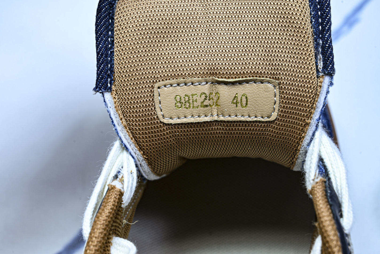 芬迪 EUR:36-46 偏大一码P:500纯原-FENDI 芬迪男女鞋 Flair 图案穿孔经典系带运