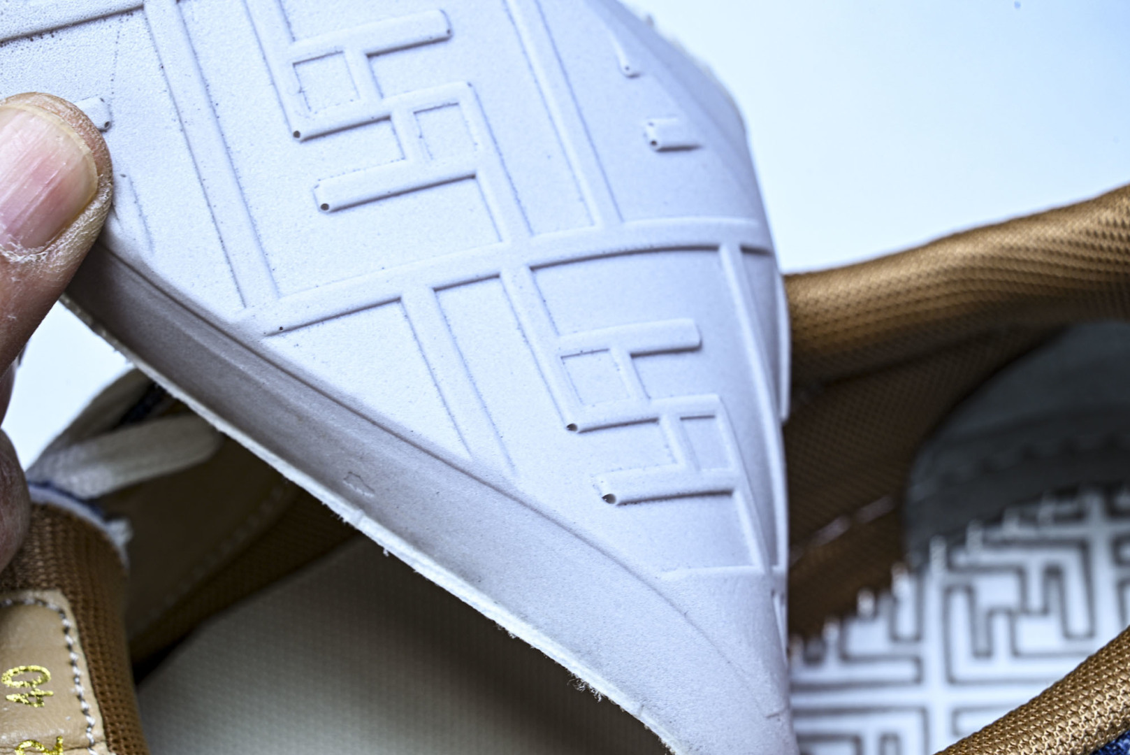 芬迪 EUR:36-46 偏大一码P:500纯原-FENDI 芬迪男女鞋 Flair 图案穿孔经典系带运