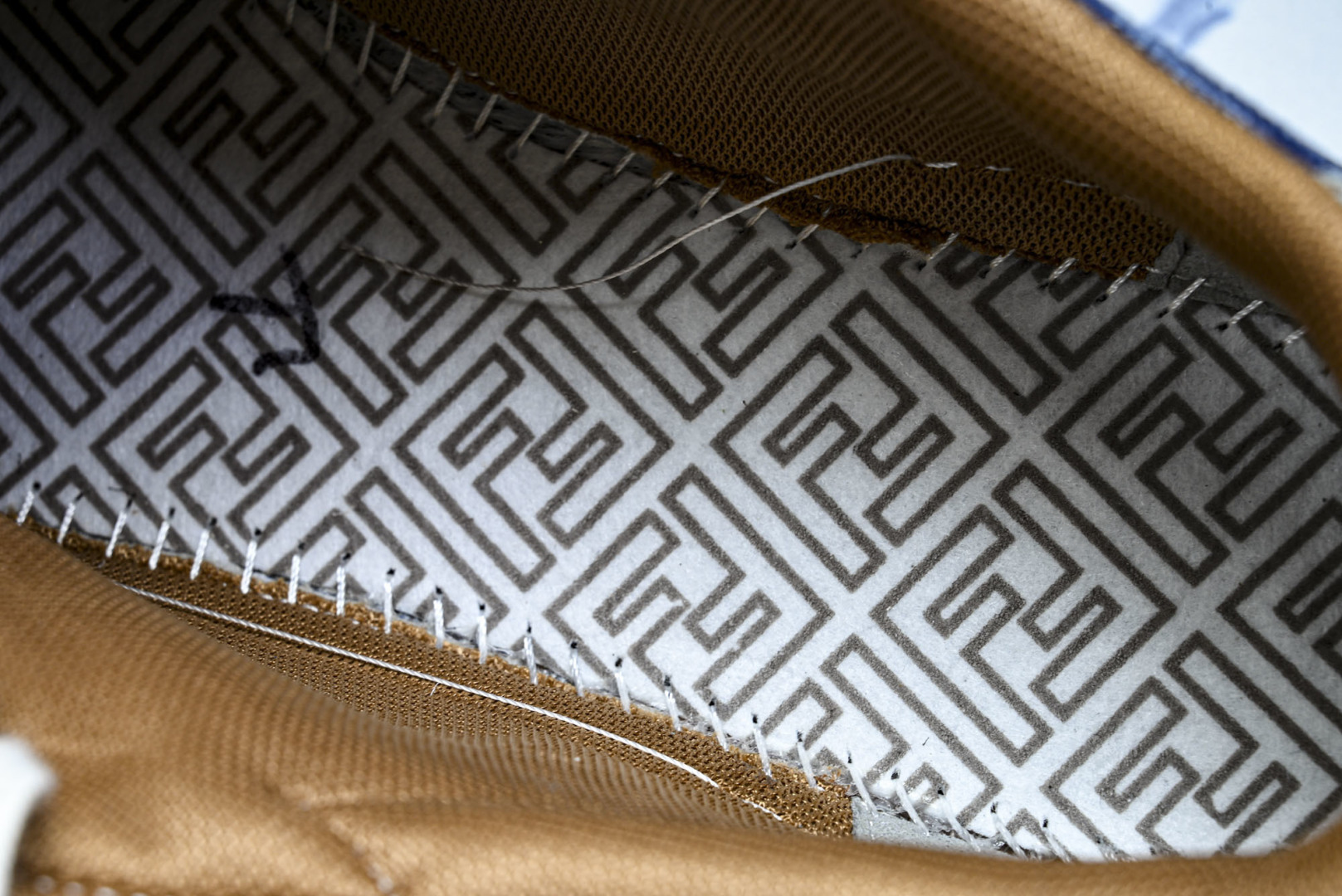 芬迪 EUR:36-46 偏大一码P:500纯原-FENDI 芬迪男女鞋 Flair 图案穿孔经典系带运