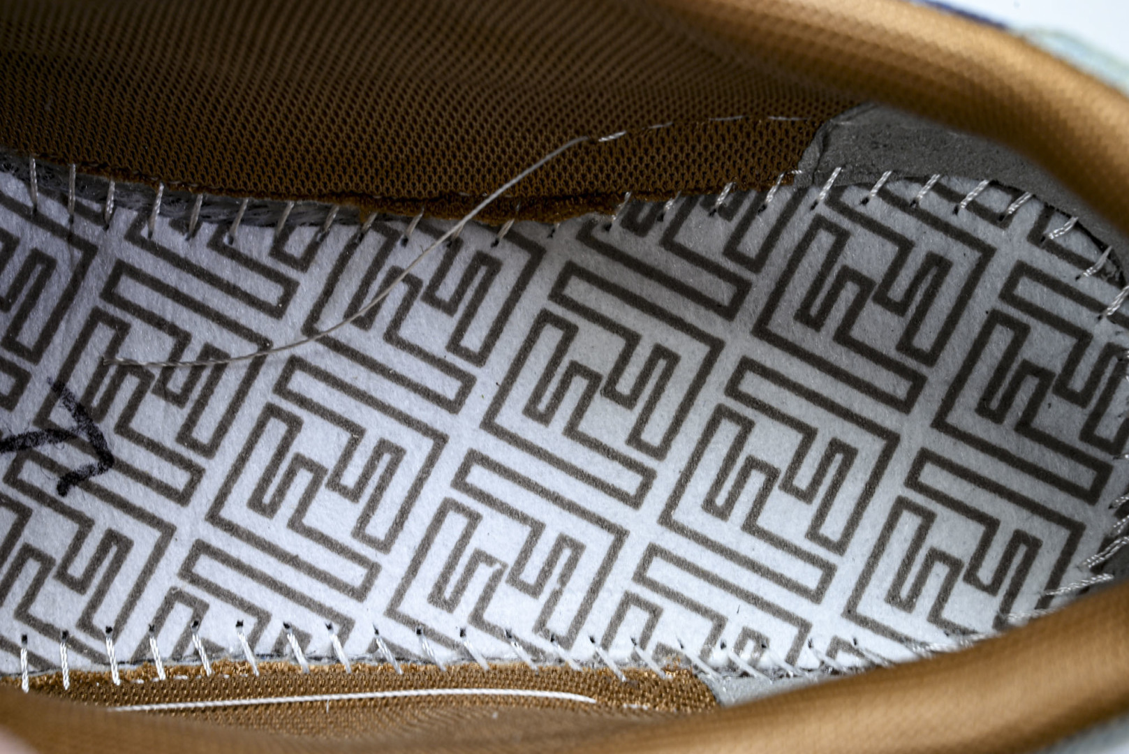 芬迪 EUR:36-46 偏大一码P:500纯原-FENDI 芬迪男女鞋 Flair 图案穿孔经典系带运