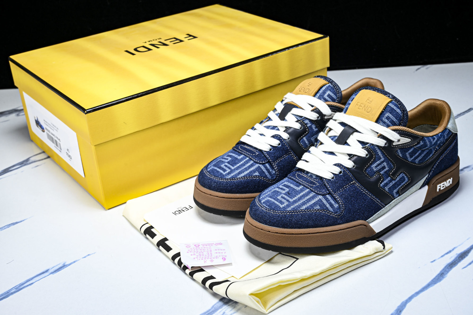 芬迪 EUR:36-46 偏大一码P:500纯原-FENDI 芬迪男女鞋 Flair 图案穿孔经典系带运