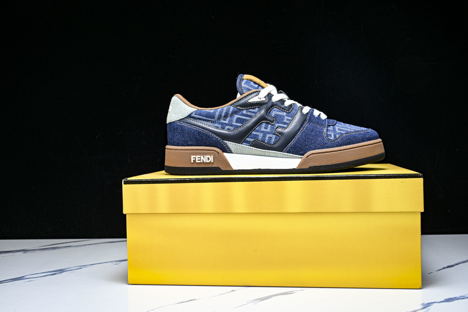 芬迪 EUR:36-46 偏大一码P:500纯原-FENDI 芬迪男女鞋 Flair 图案穿孔经典系带运