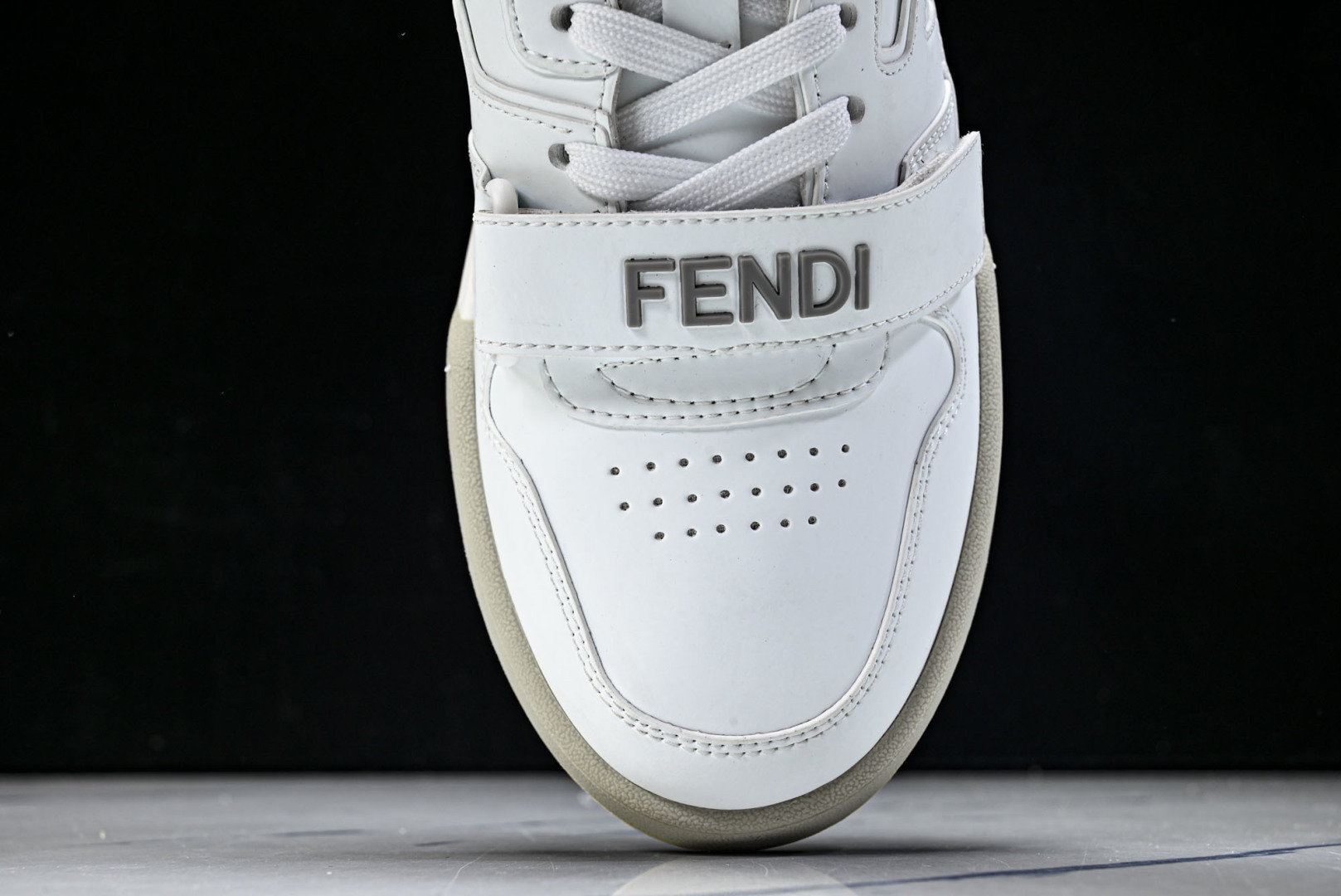 芬迪 EUR:36-46 偏大一码P:500纯原-FENDI 芬迪男女鞋 Flair 图案穿孔经典系带运