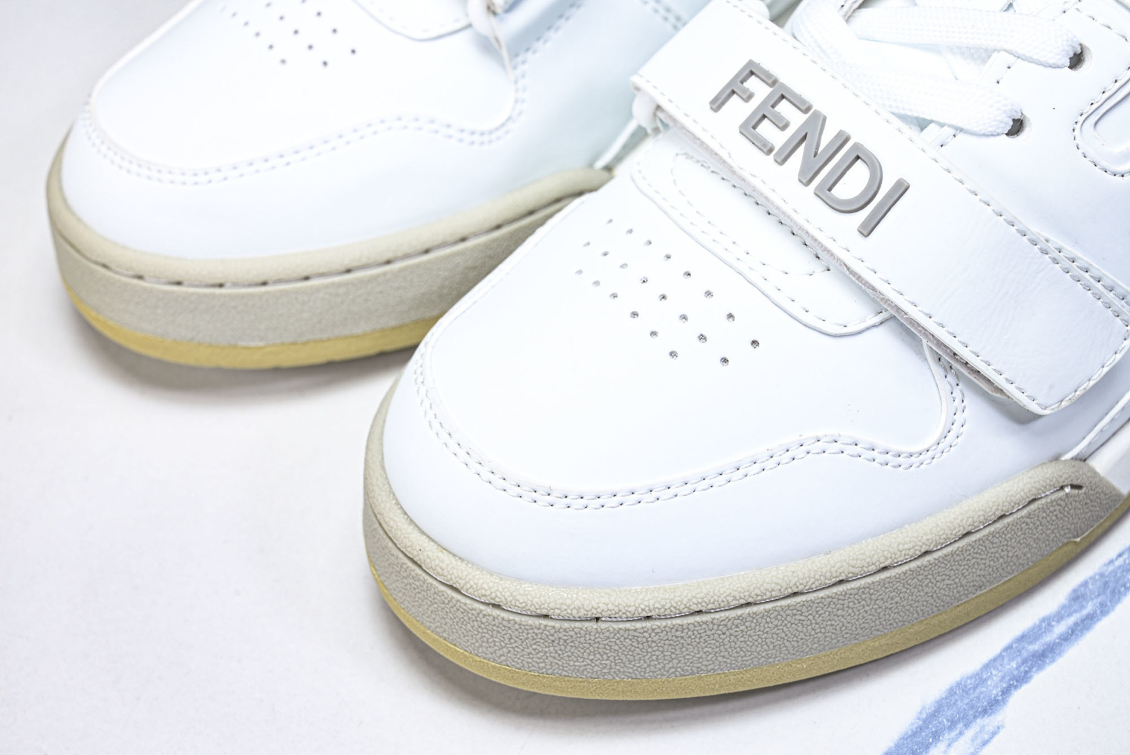 芬迪 EUR:36-46 偏大一码P:500纯原-FENDI 芬迪男女鞋 Flair 图案穿孔经典系带运