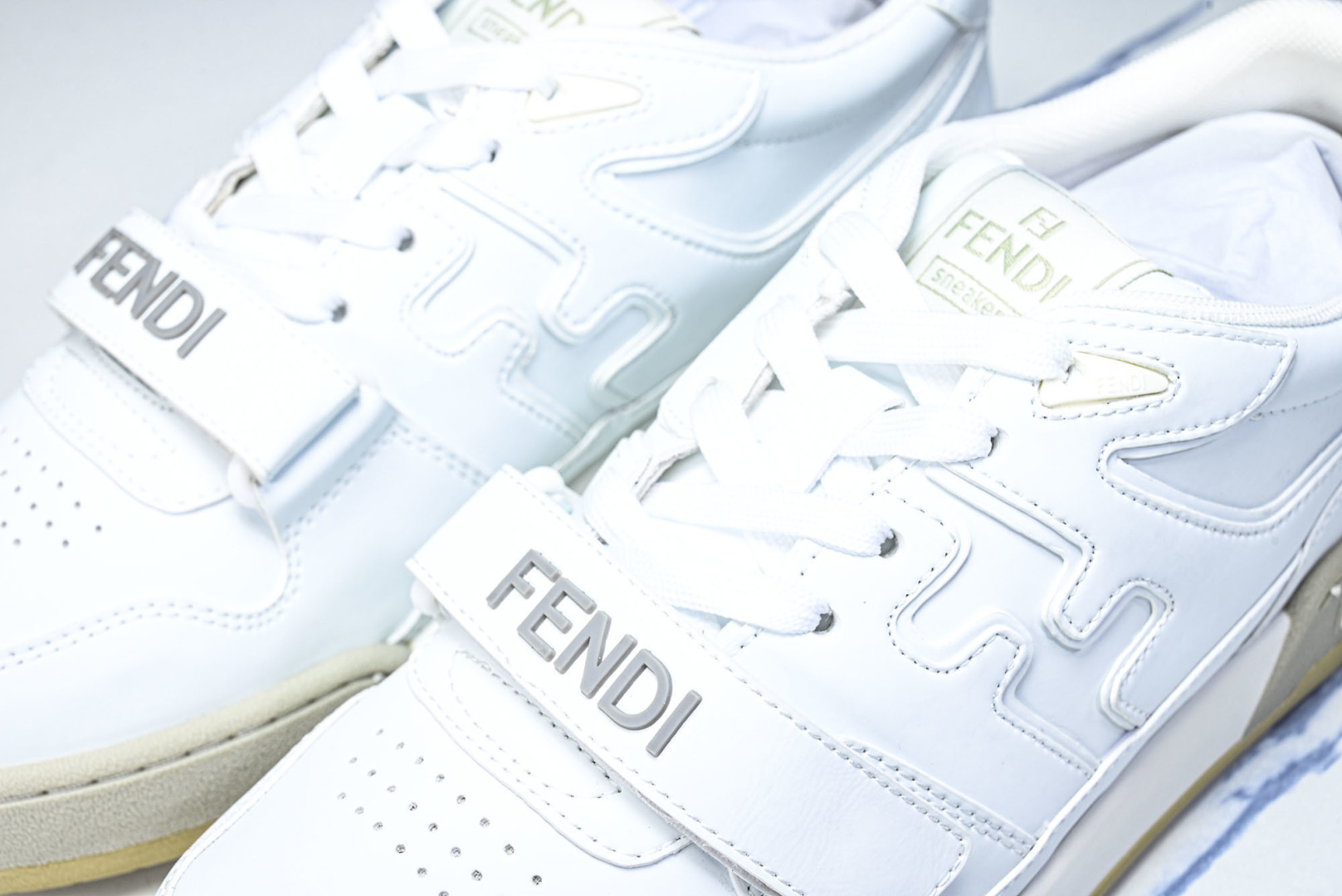 芬迪 EUR:36-46 偏大一码P:500纯原-FENDI 芬迪男女鞋 Flair 图案穿孔经典系带运