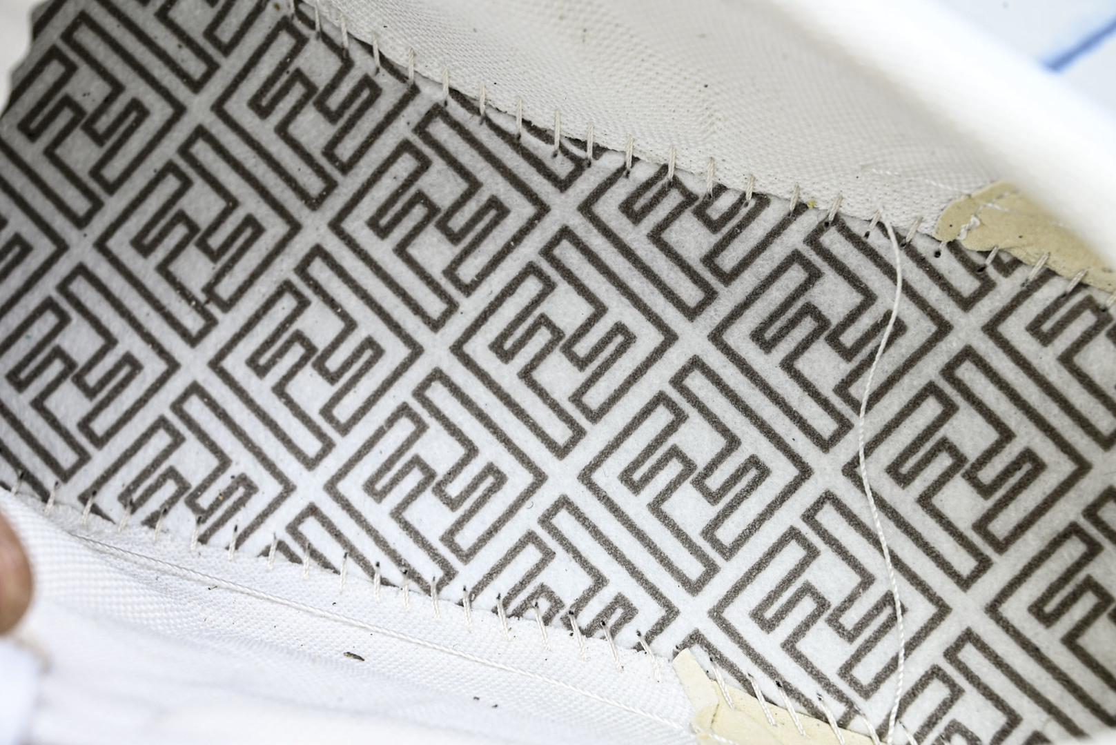 芬迪 EUR:36-46 偏大一码P:500纯原-FENDI 芬迪男女鞋 Flair 图案穿孔经典系带运