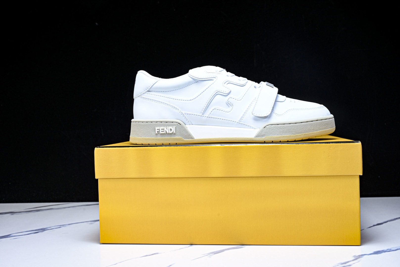 芬迪 EUR:36-46 偏大一码P:500纯原-FENDI 芬迪男女鞋 Flair 图案穿孔经典系带运