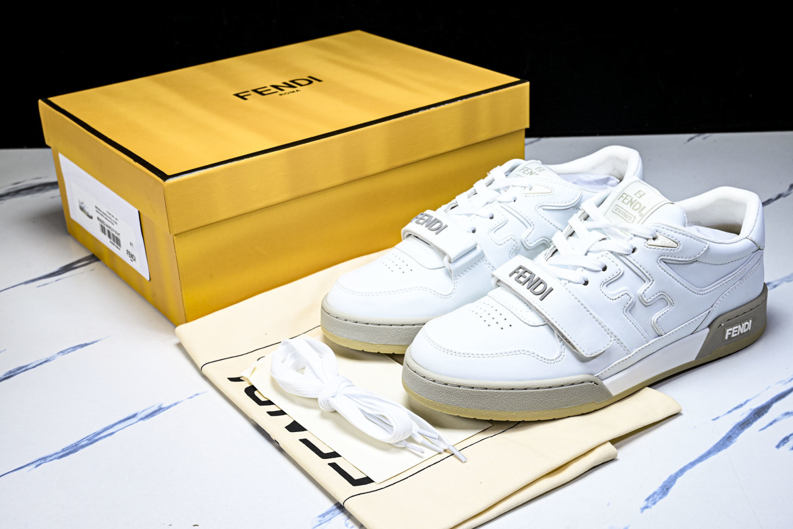 芬迪 EUR:36-46 偏大一码P:500纯原-FENDI 芬迪男女鞋 Flair 图案穿孔经典系带运