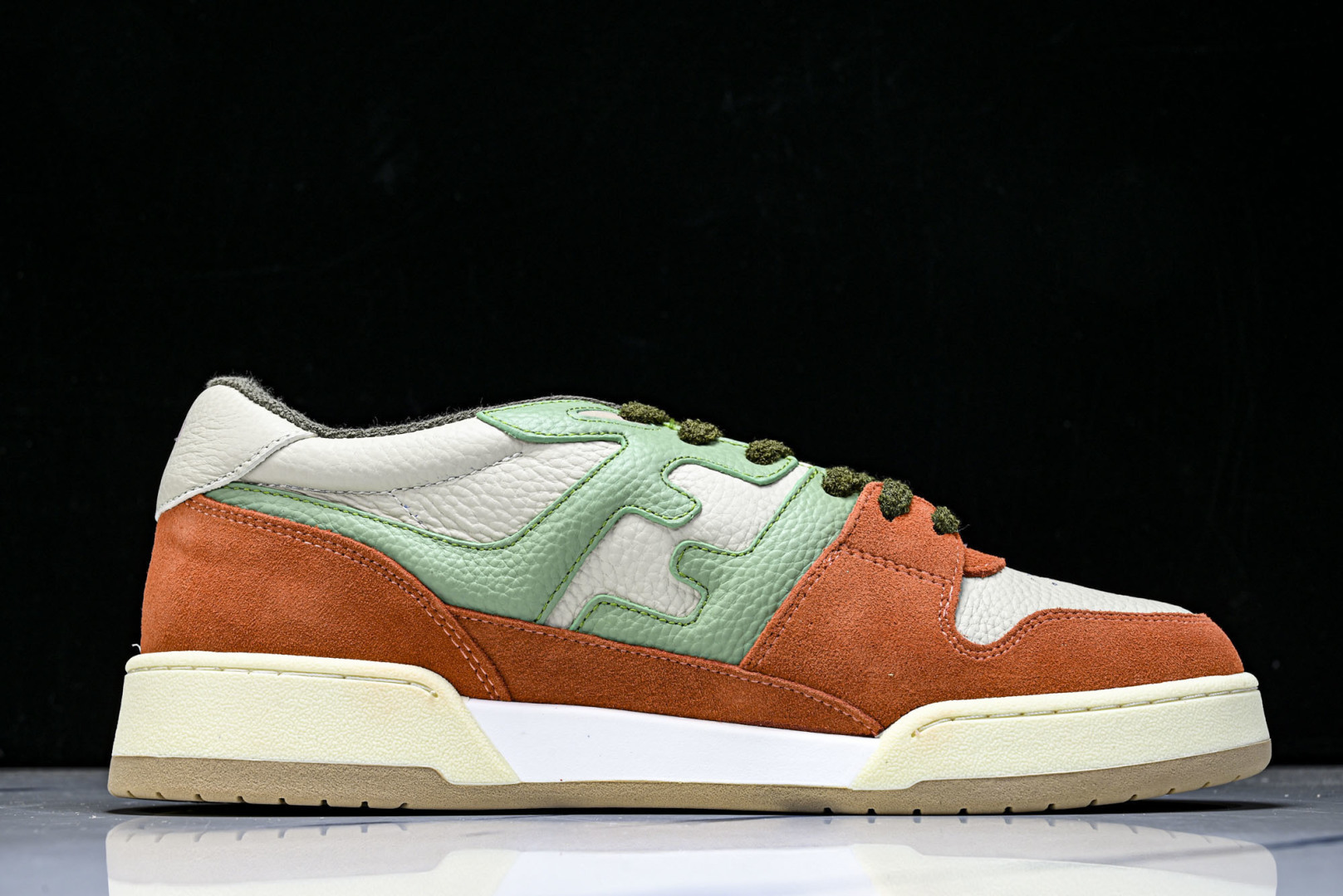 芬迪 EUR:36-46 偏大一码P:500纯原-FENDI 芬迪男女鞋 Flair 图案穿孔经典系带运