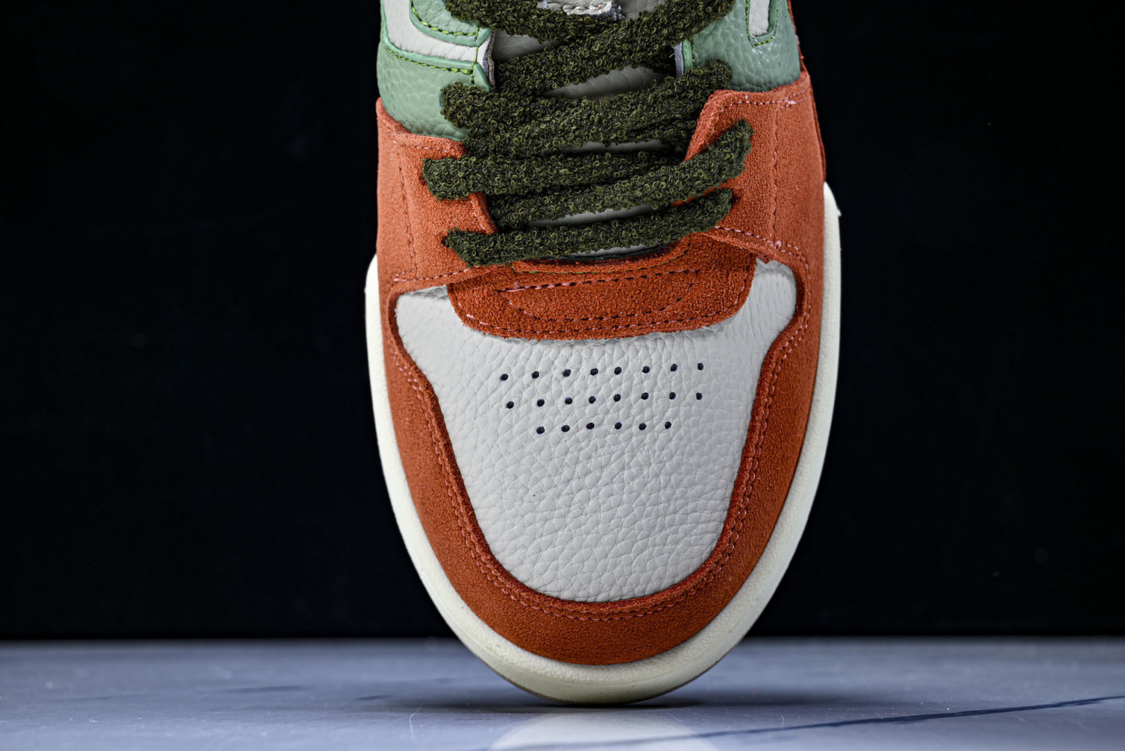 芬迪 EUR:36-46 偏大一码P:500纯原-FENDI 芬迪男女鞋 Flair 图案穿孔经典系带运