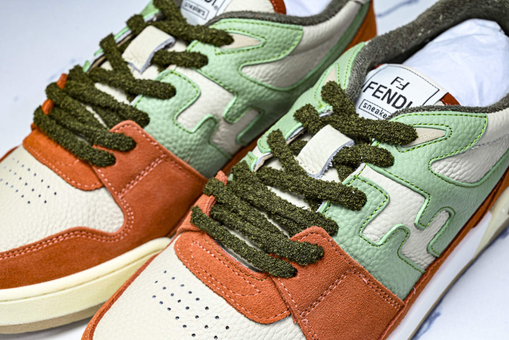 芬迪 EUR:36-46 偏大一码P:500纯原-FENDI 芬迪男女鞋 Flair 图案穿孔经典系带运