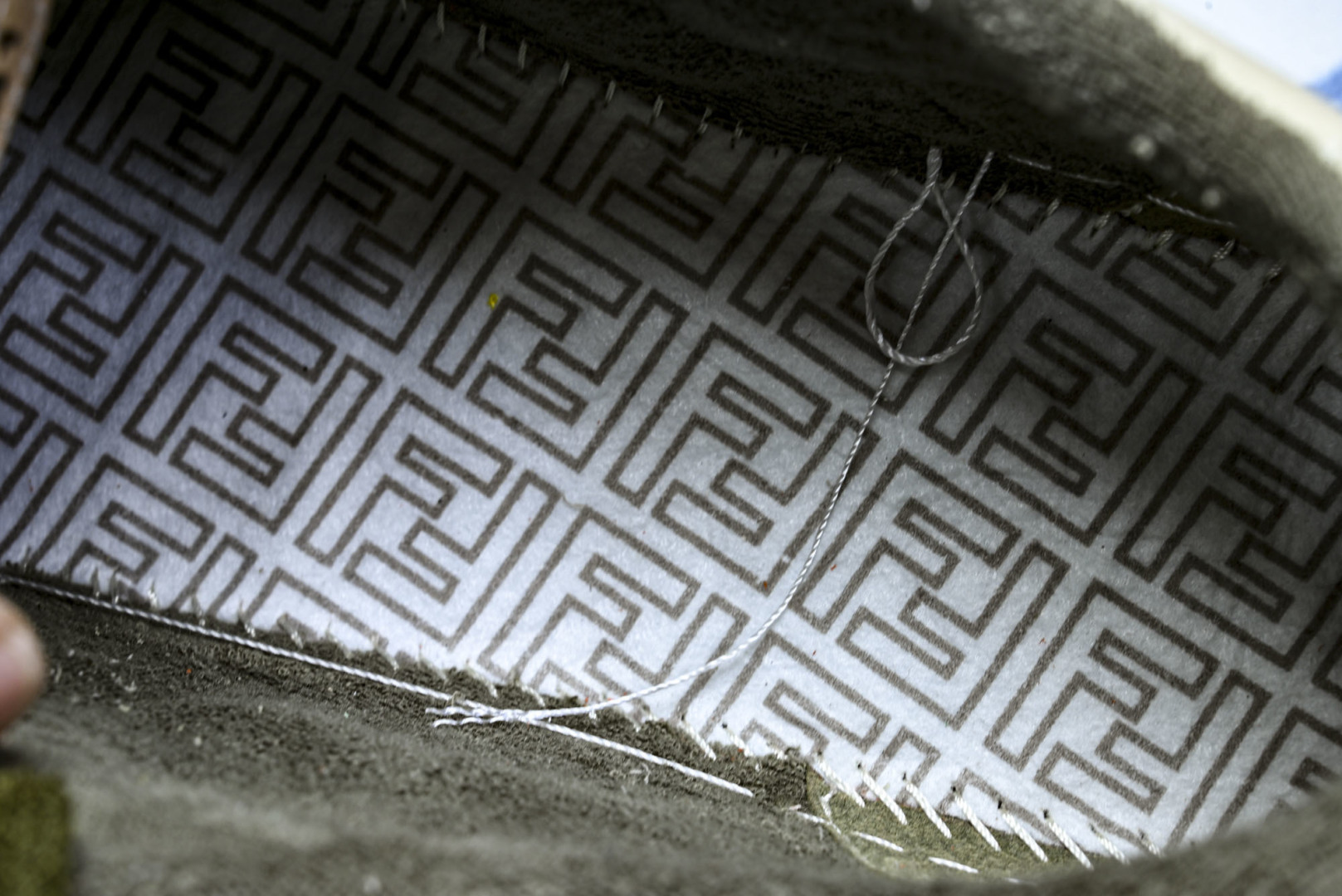 芬迪 EUR:36-46 偏大一码P:500纯原-FENDI 芬迪男女鞋 Flair 图案穿孔经典系带运