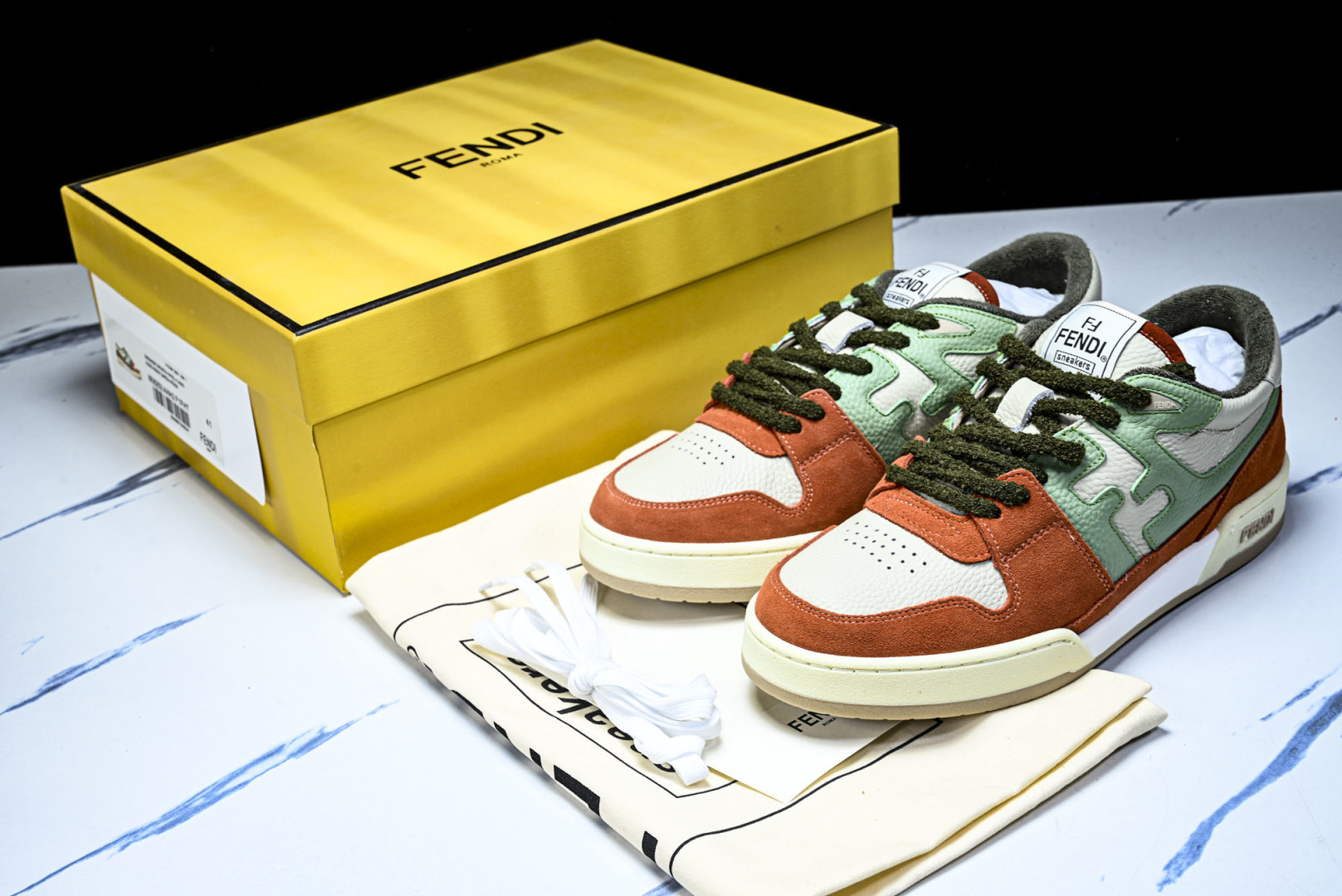 芬迪 EUR:36-46 偏大一码P:500纯原-FENDI 芬迪男女鞋 Flair 图案穿孔经典系带运