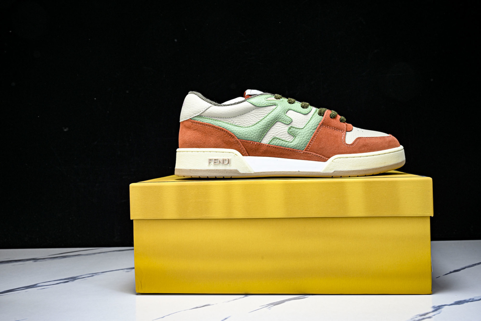 芬迪 EUR:36-46 偏大一码P:500纯原-FENDI 芬迪男女鞋 Flair 图案穿孔经典系带运