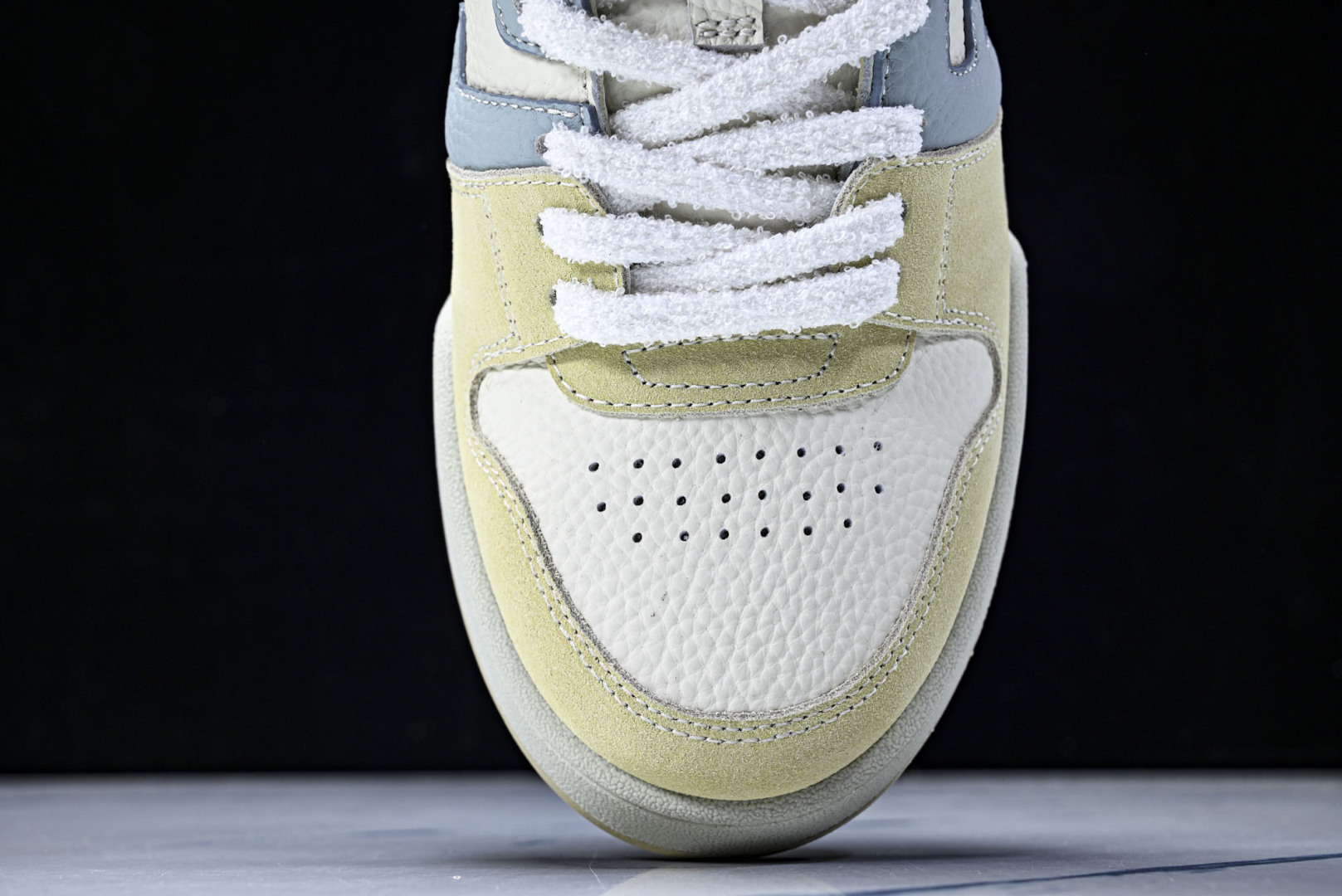 芬迪 EUR:36-46 偏大一码P:500纯原-FENDI 芬迪男女鞋 Flair 图案穿孔经典系带运