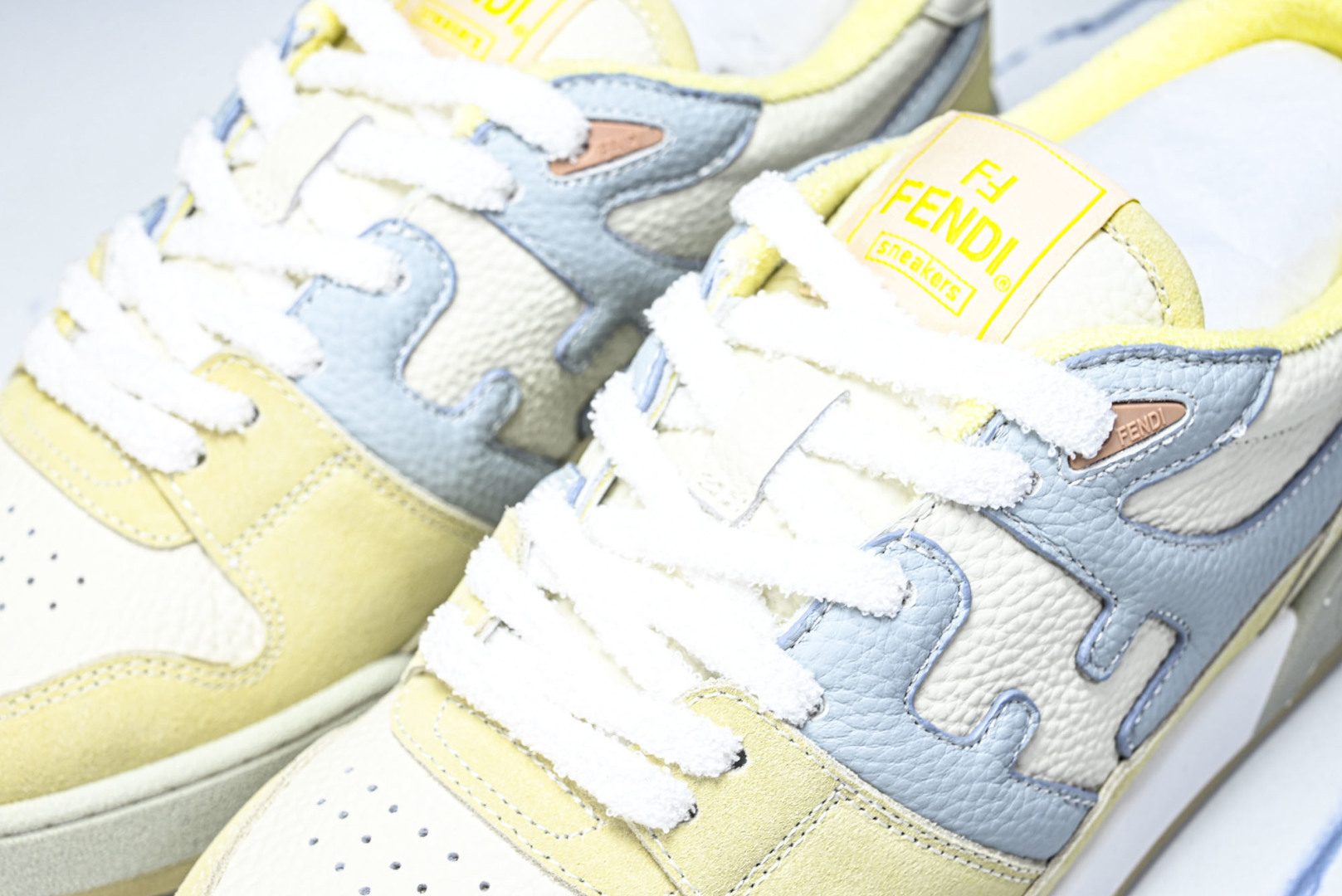 芬迪 EUR:36-46 偏大一码P:500纯原-FENDI 芬迪男女鞋 Flair 图案穿孔经典系带运