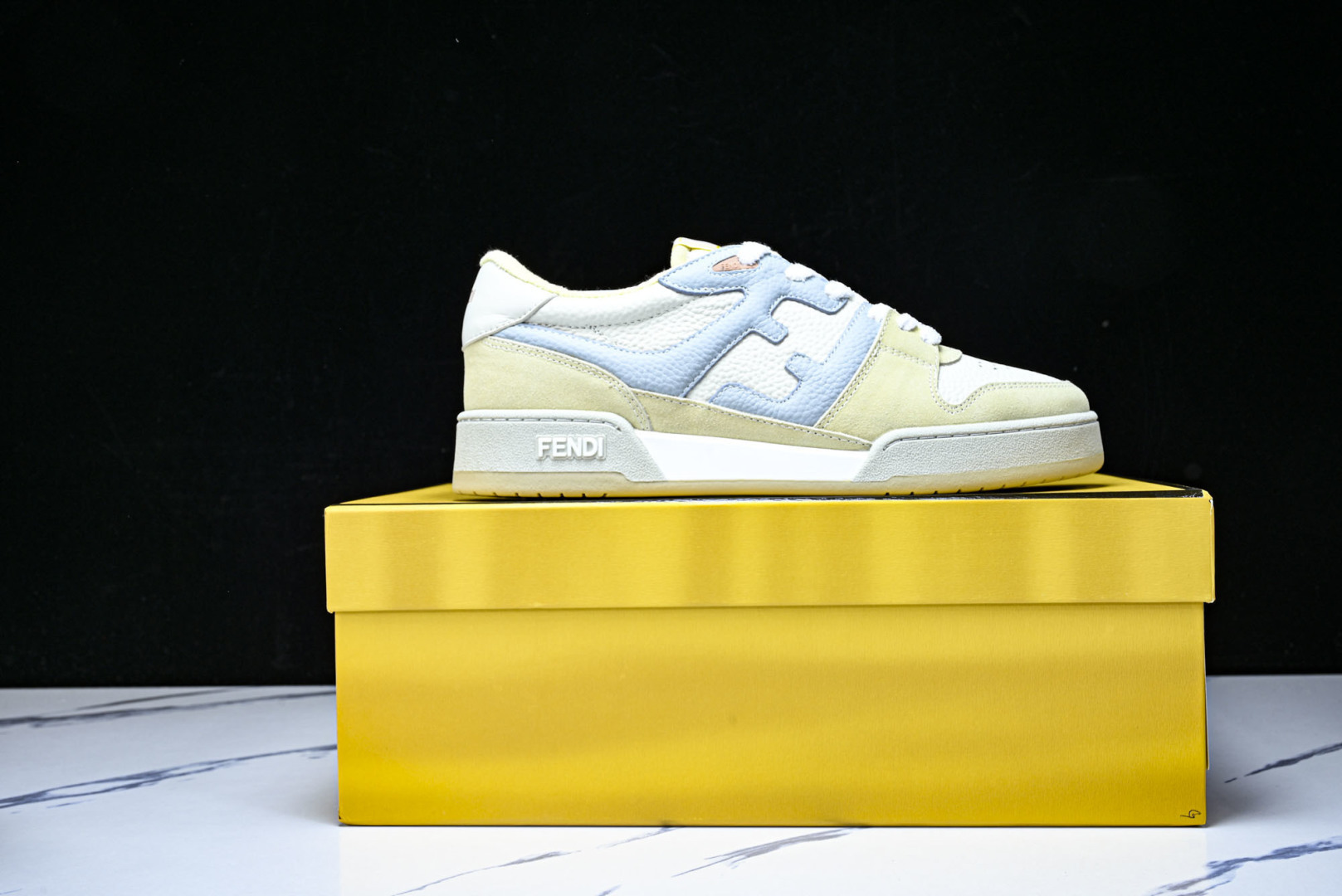 芬迪 EUR:36-46 偏大一码P:500纯原-FENDI 芬迪男女鞋 Flair 图案穿孔经典系带运