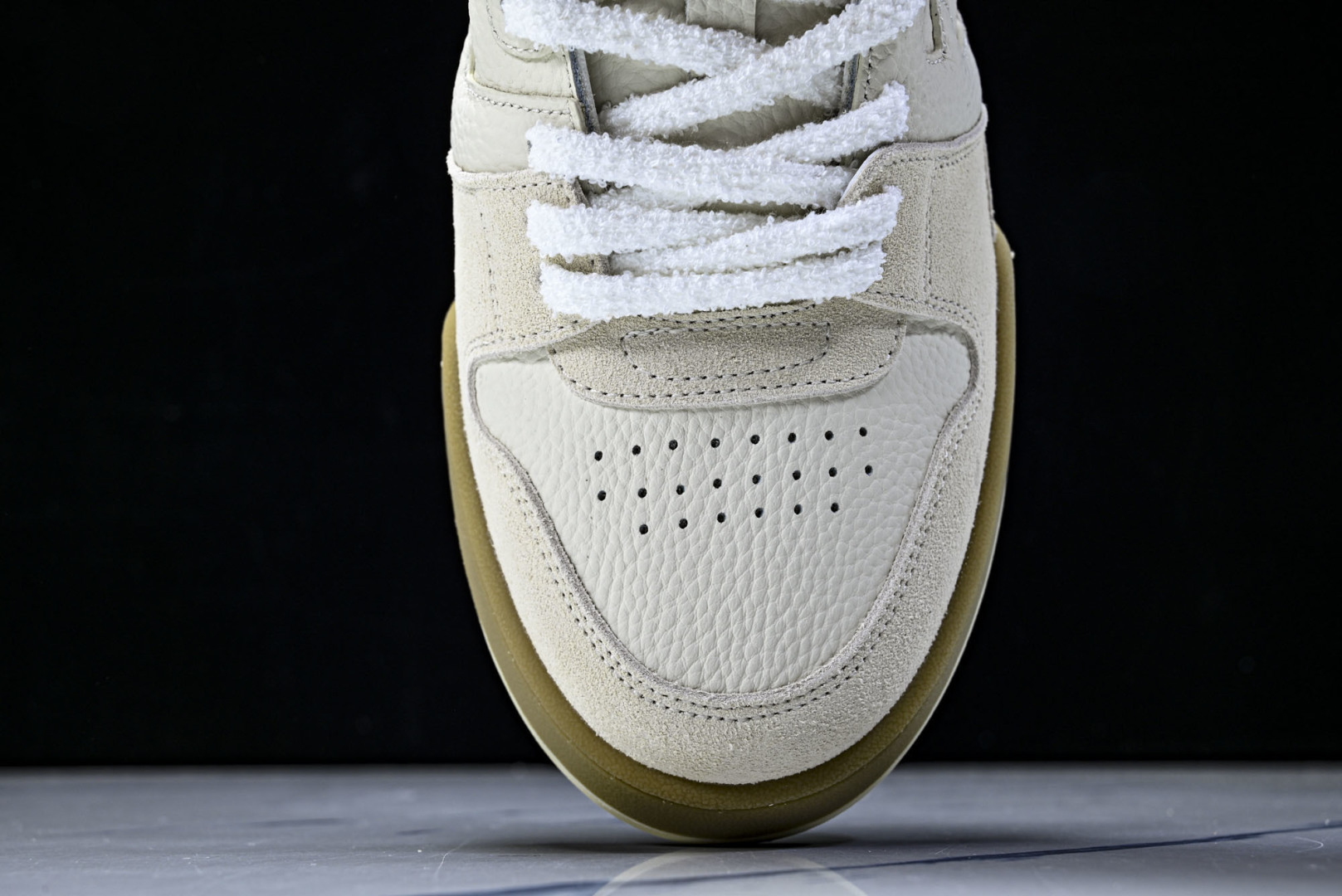 芬迪 EUR:36-46 偏大一码P:500纯原-FENDI 芬迪男女鞋 Flair 图案穿孔经典系带运