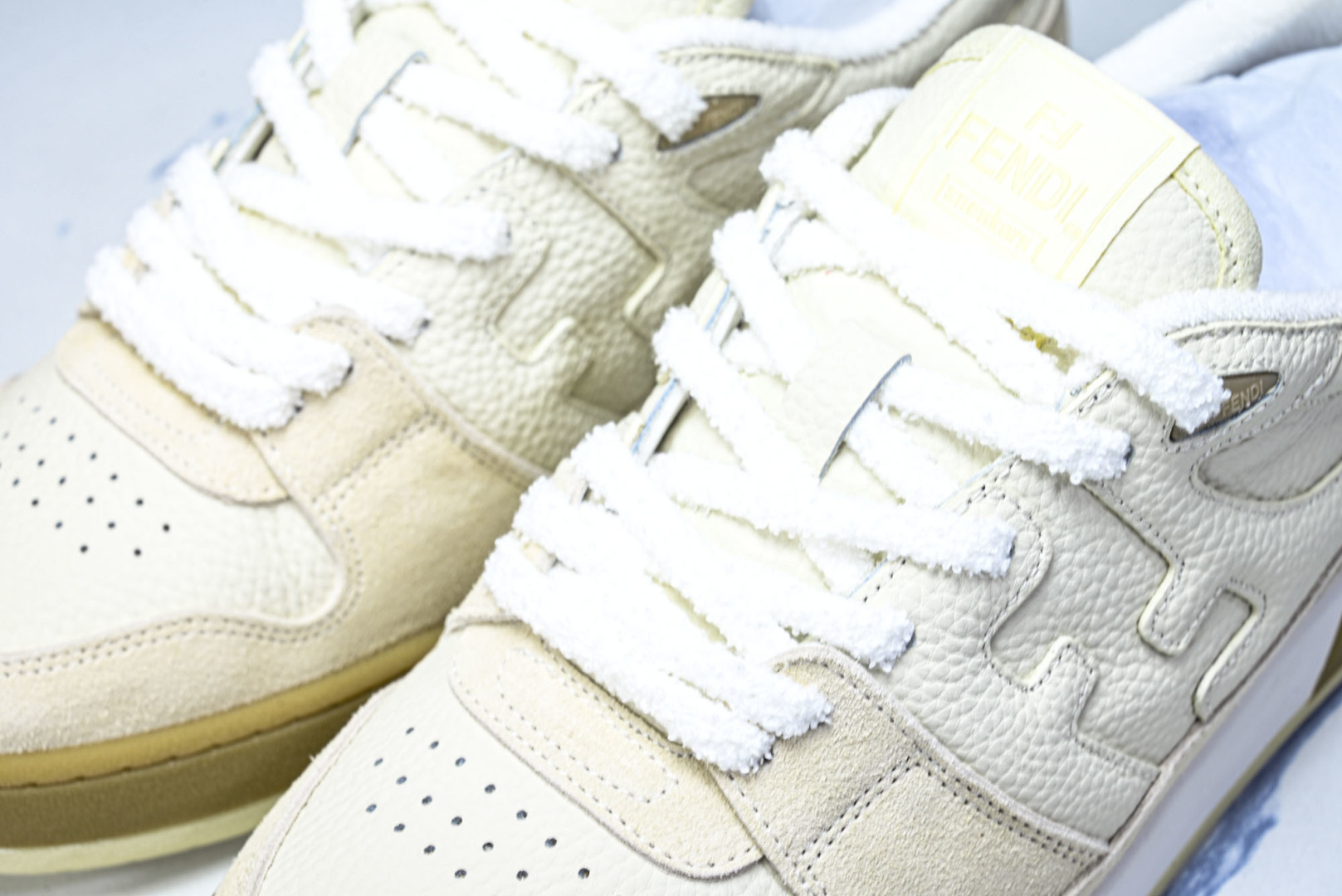 芬迪 EUR:36-46 偏大一码P:500纯原-FENDI 芬迪男女鞋 Flair 图案穿孔经典系带运