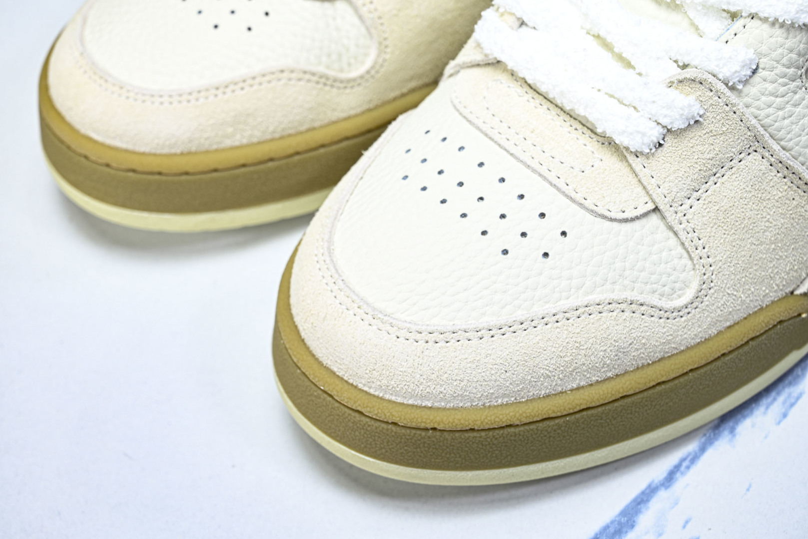 芬迪 EUR:36-46 偏大一码P:500纯原-FENDI 芬迪男女鞋 Flair 图案穿孔经典系带运