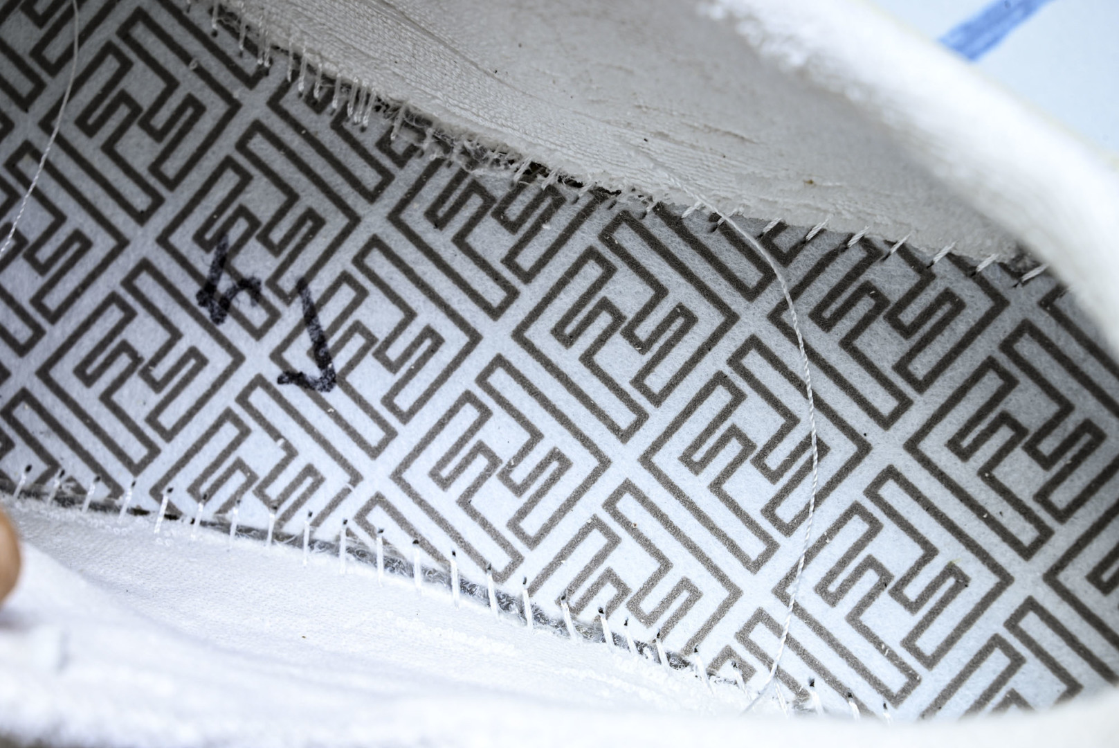 芬迪 EUR:36-46 偏大一码P:500纯原-FENDI 芬迪男女鞋 Flair 图案穿孔经典系带运