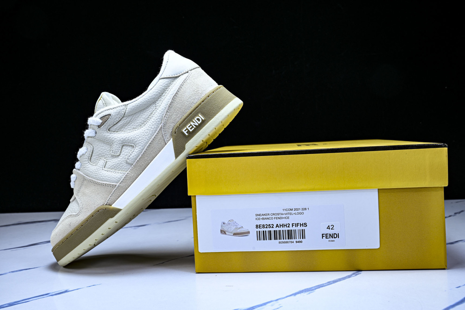 芬迪 EUR:36-46 偏大一码P:500纯原-FENDI 芬迪男女鞋 Flair 图案穿孔经典系带运