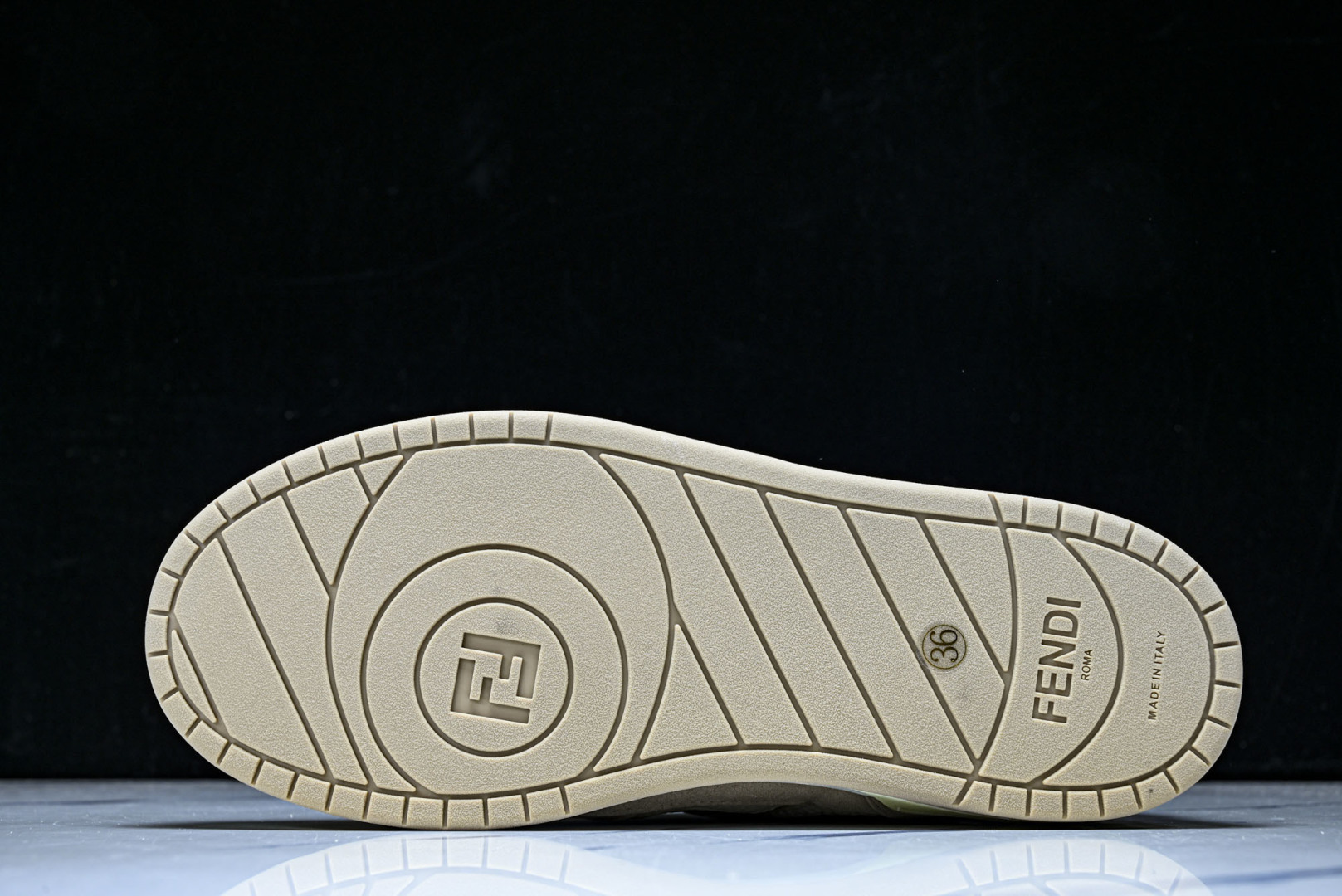芬迪 EUR:36-46 偏大一码P:500纯原-FENDI 芬迪男女鞋 Flair 图案穿孔经典系带运