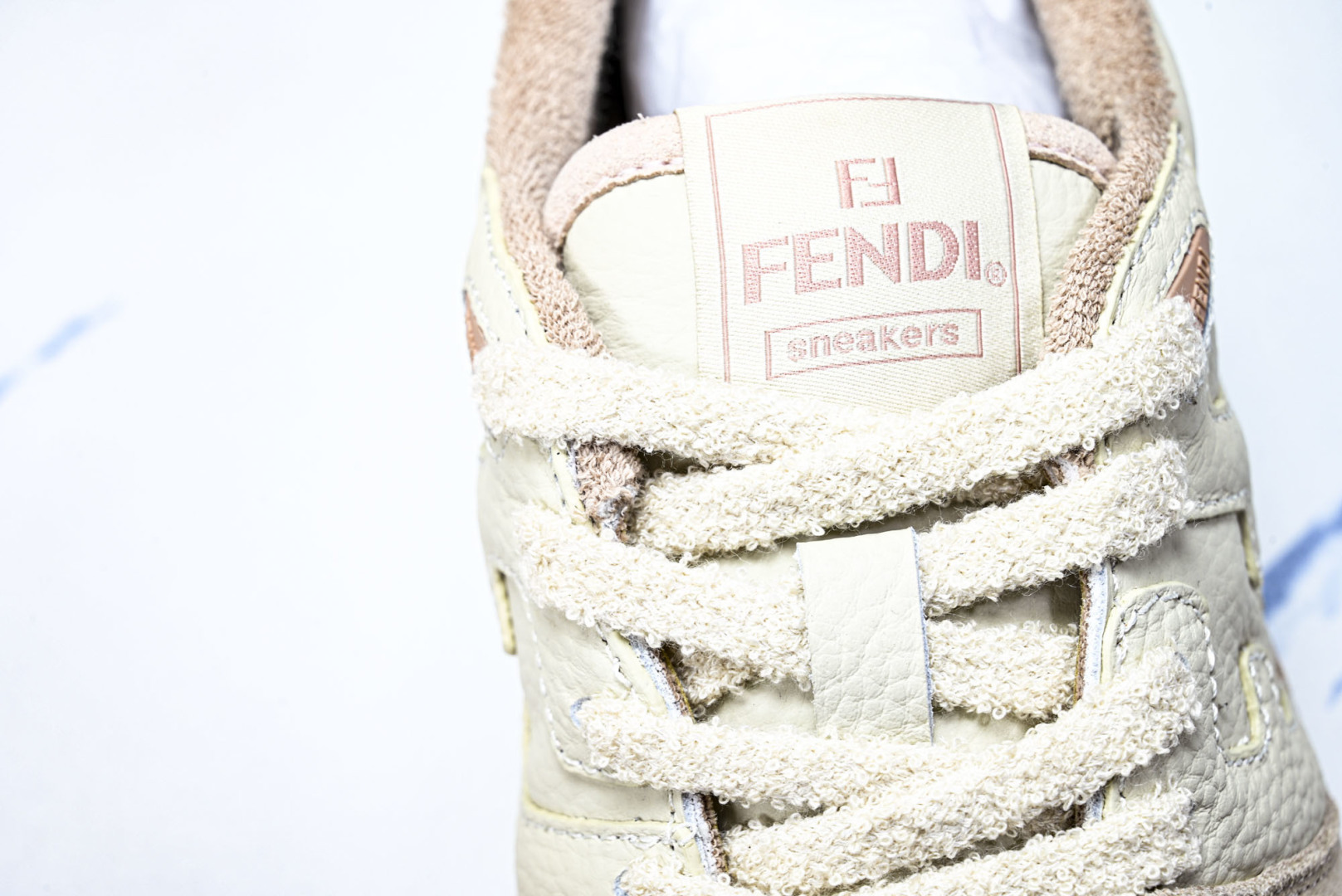 芬迪 EUR:36-46 偏大一码P:500纯原-FENDI 芬迪男女鞋 Flair 图案穿孔经典系带运