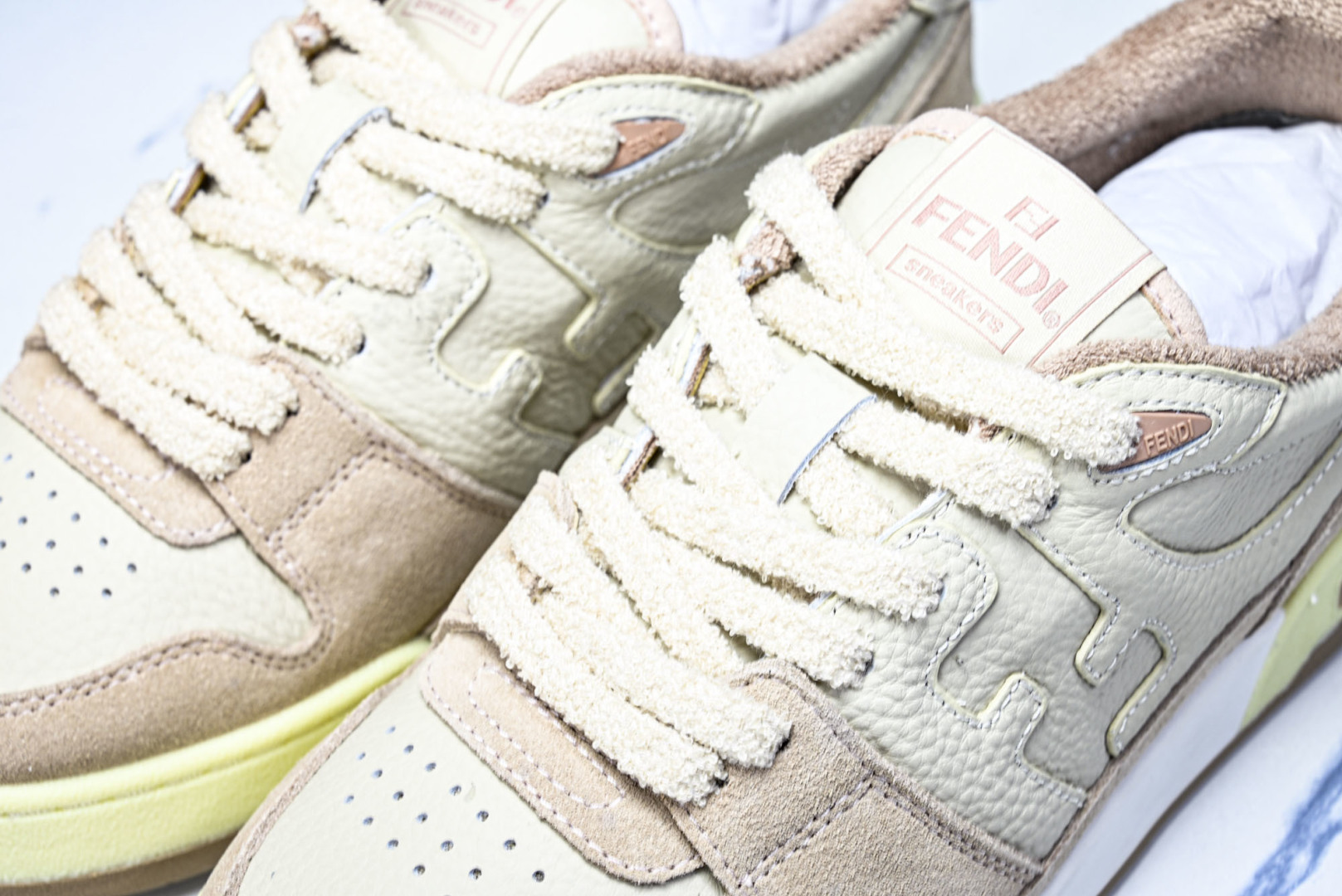 芬迪 EUR:36-46 偏大一码P:500纯原-FENDI 芬迪男女鞋 Flair 图案穿孔经典系带运